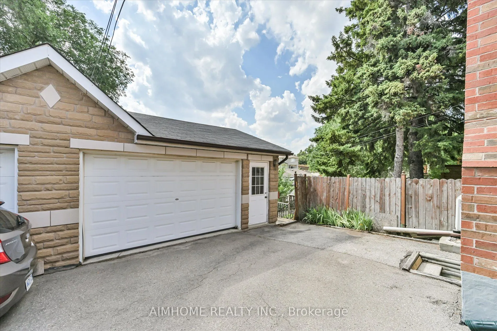 382 Blackthorn Avenue