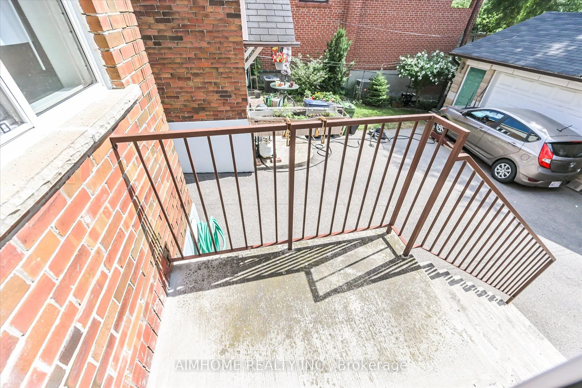 382 Blackthorn Avenue