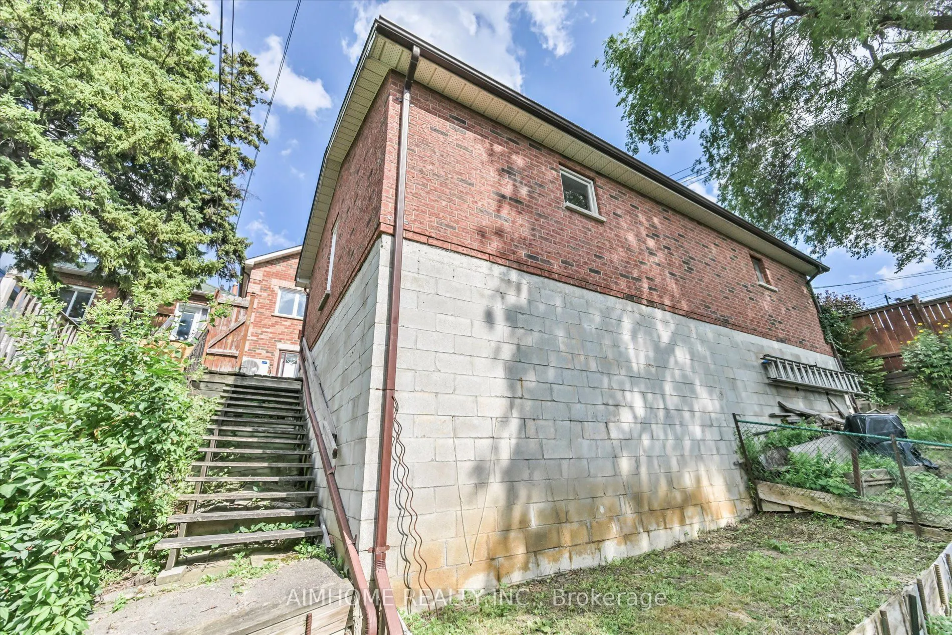 382 Blackthorn Avenue