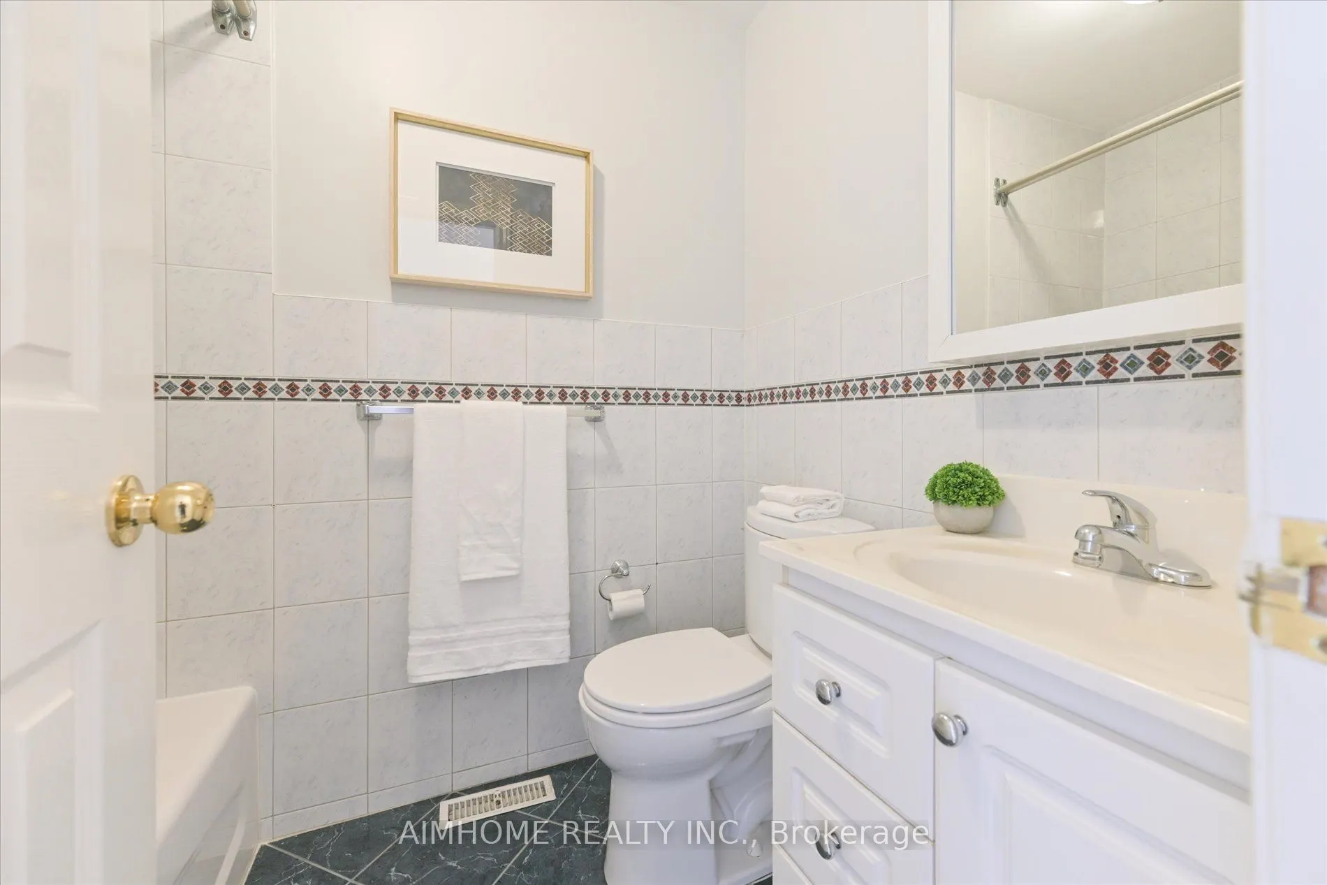 382 Blackthorn Avenue