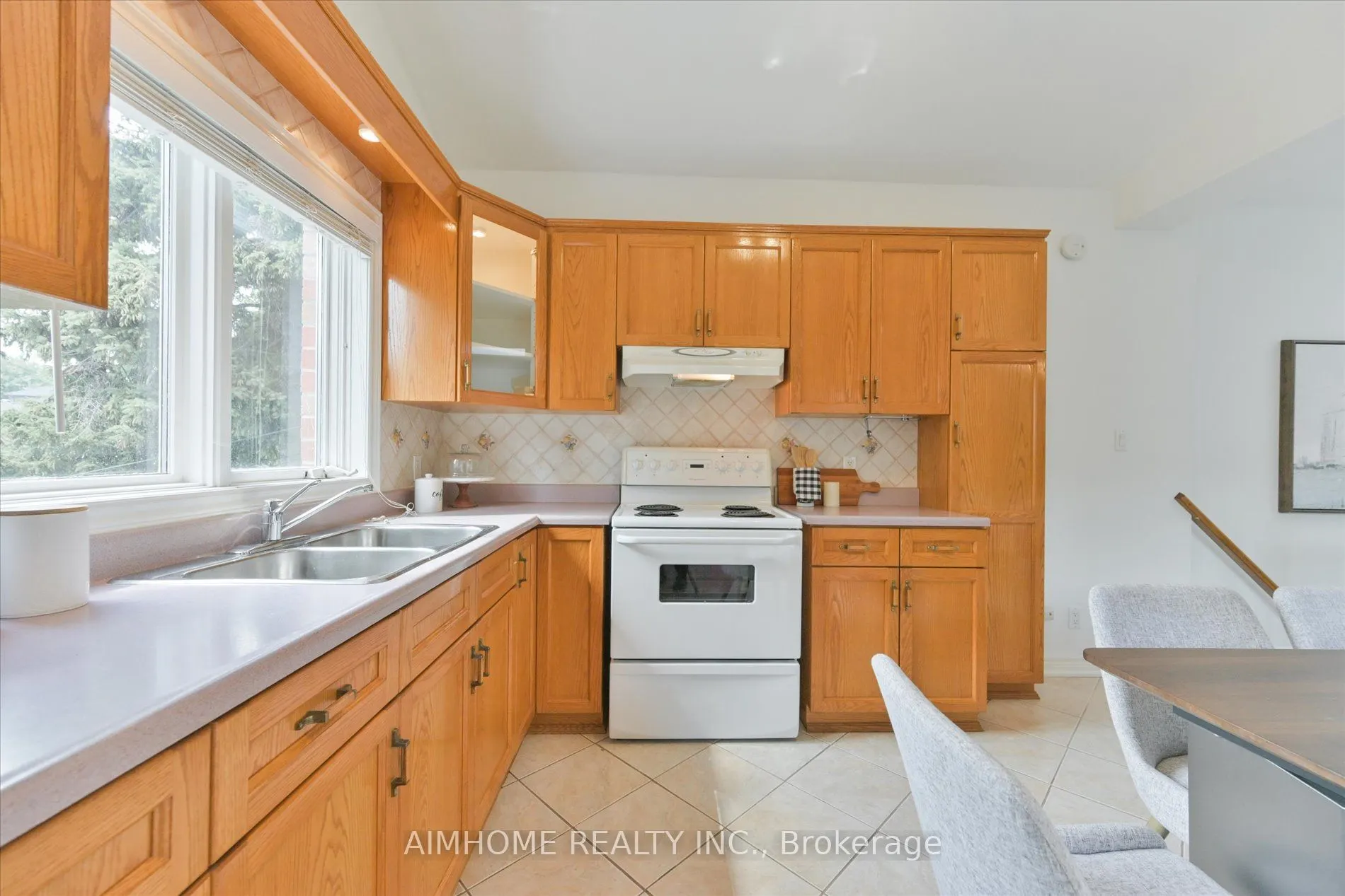 382 Blackthorn Avenue