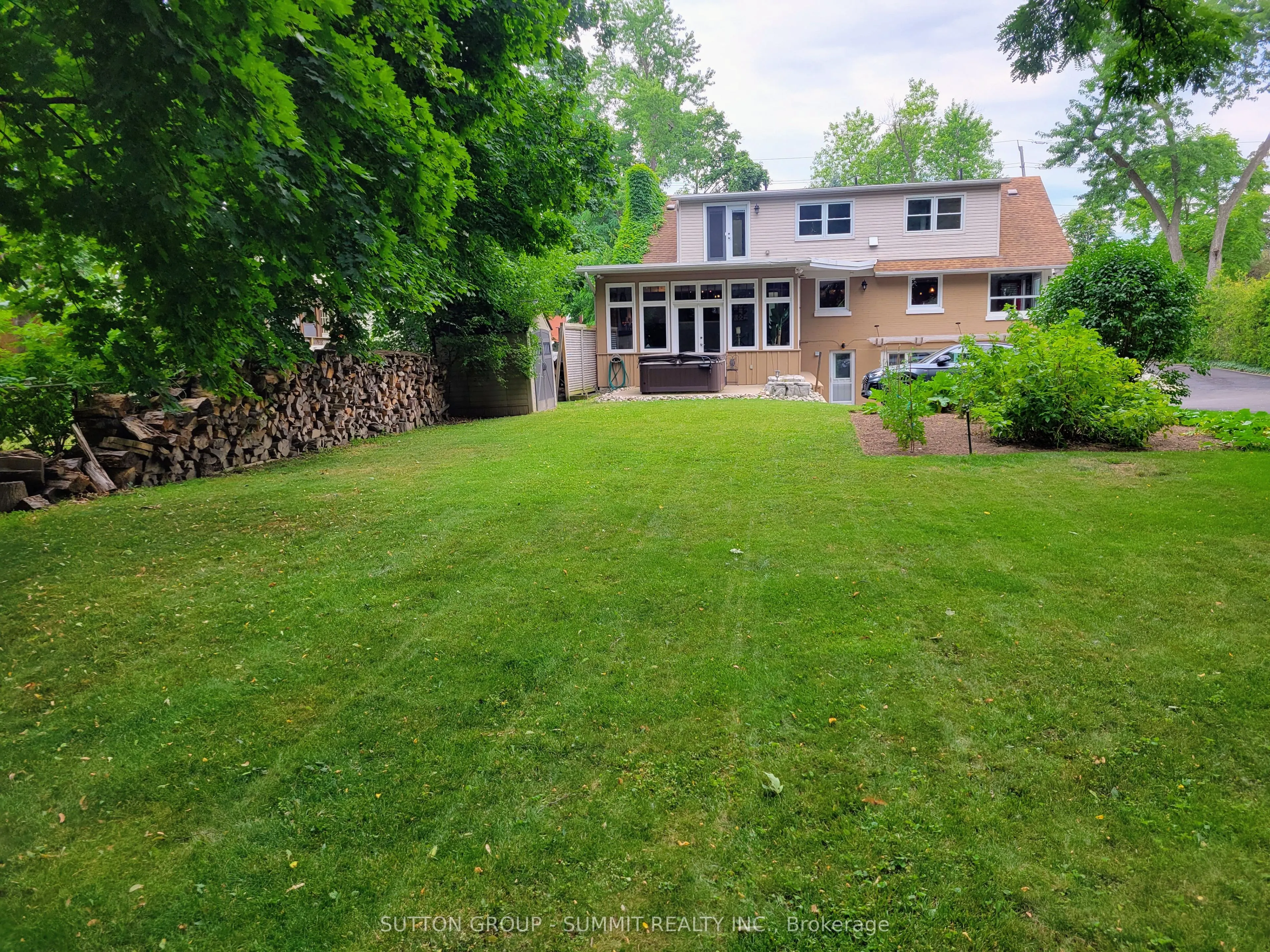353 Queen Street S