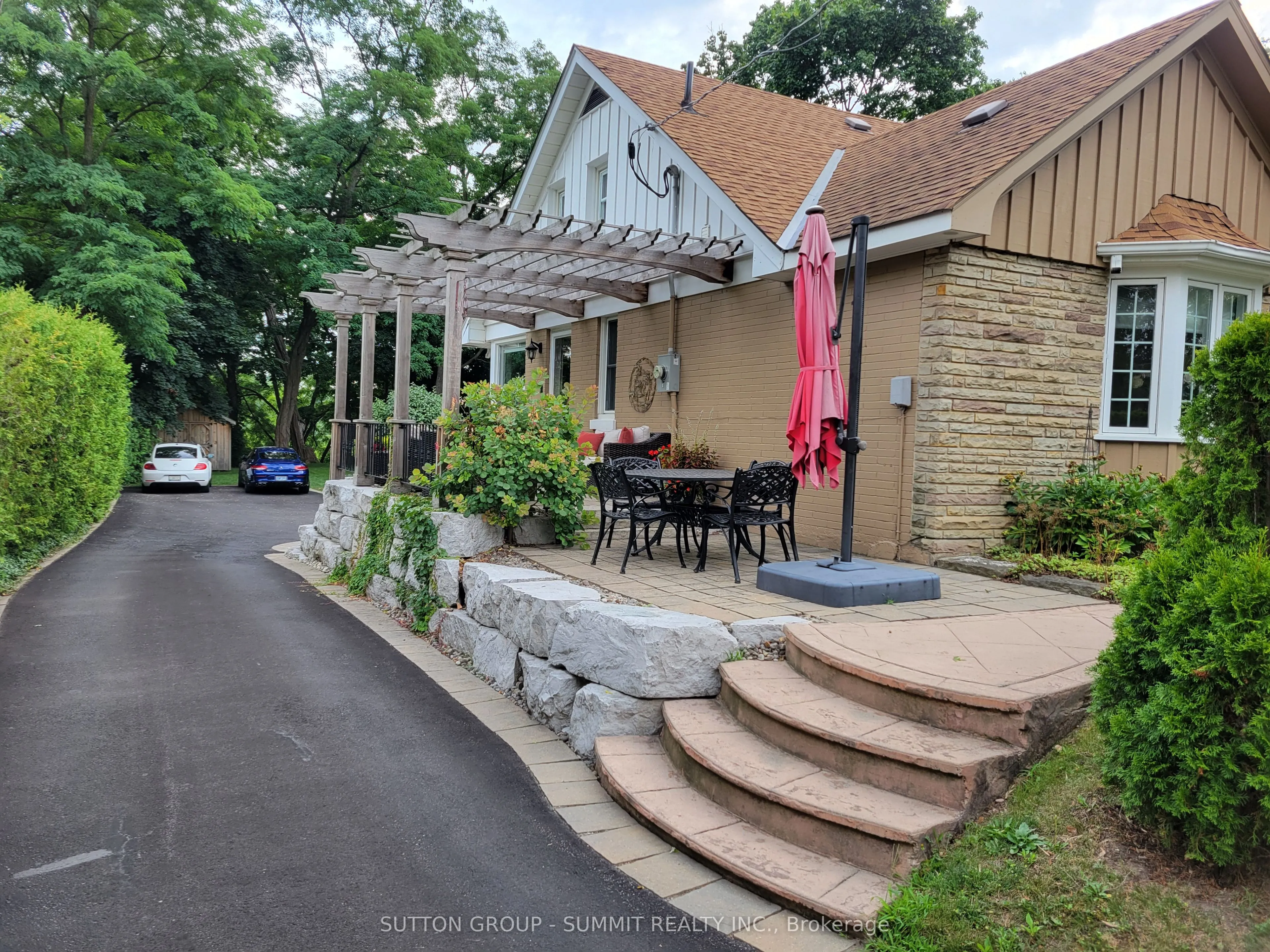 353 Queen Street S