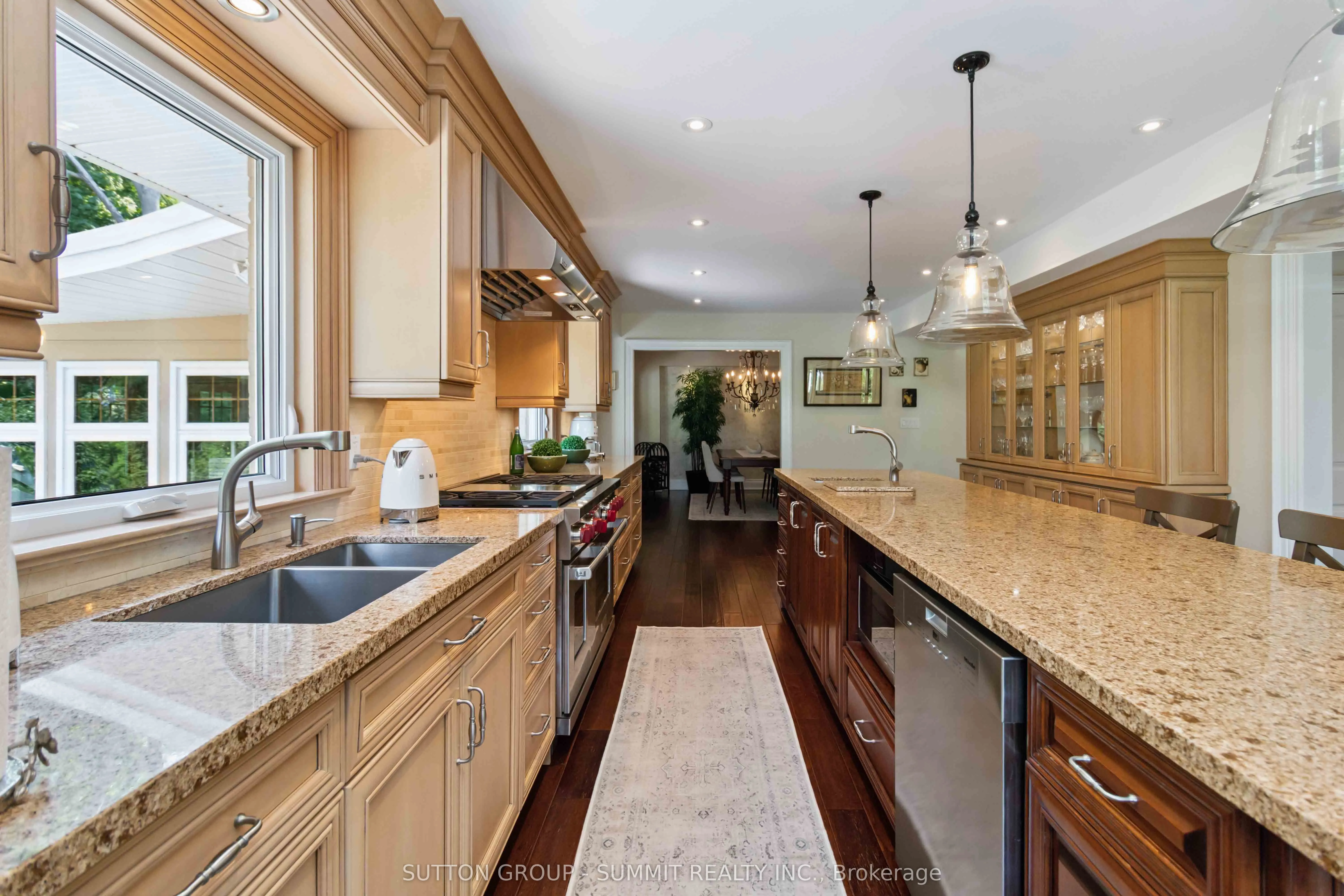 353 Queen Street S