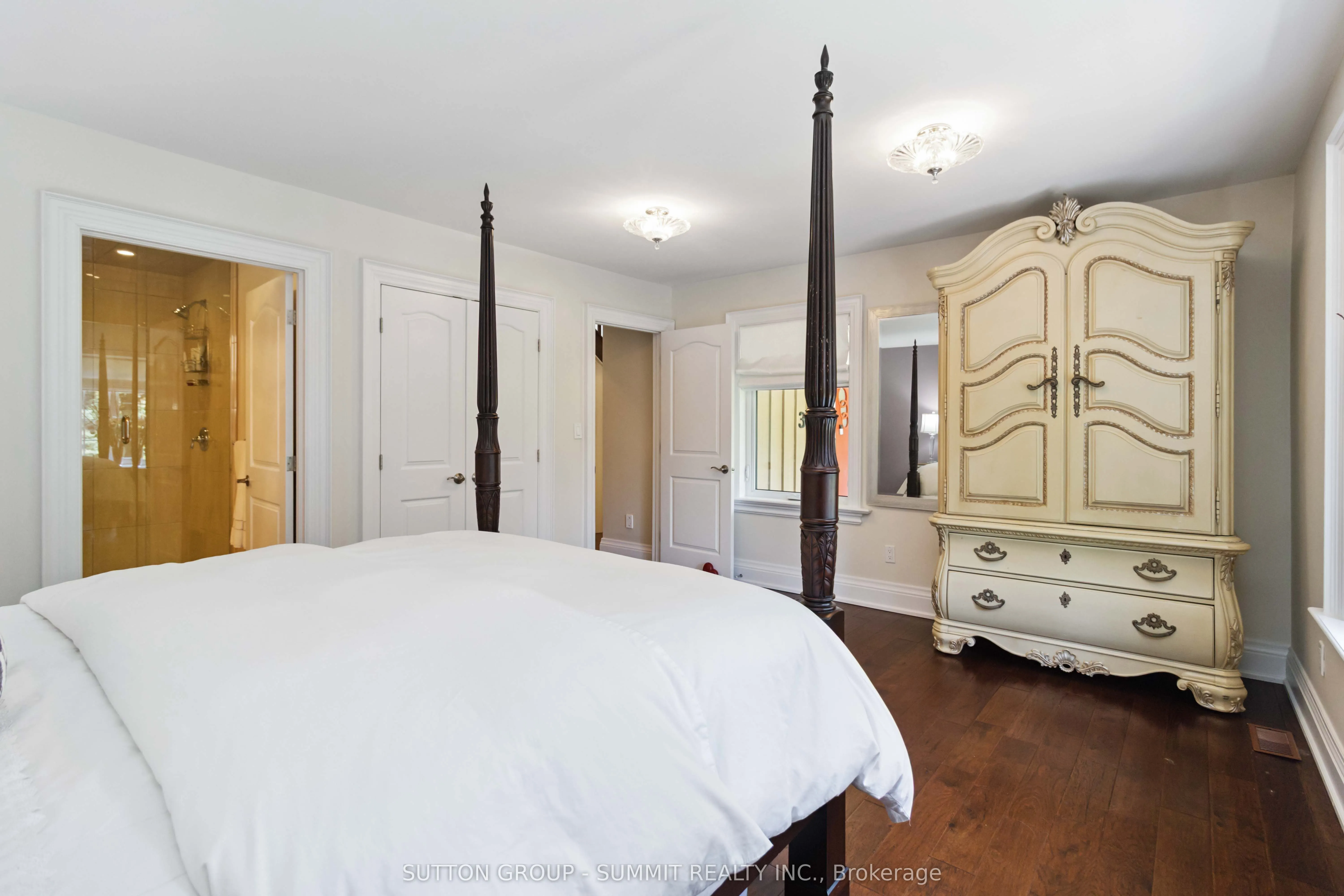 353 Queen Street S