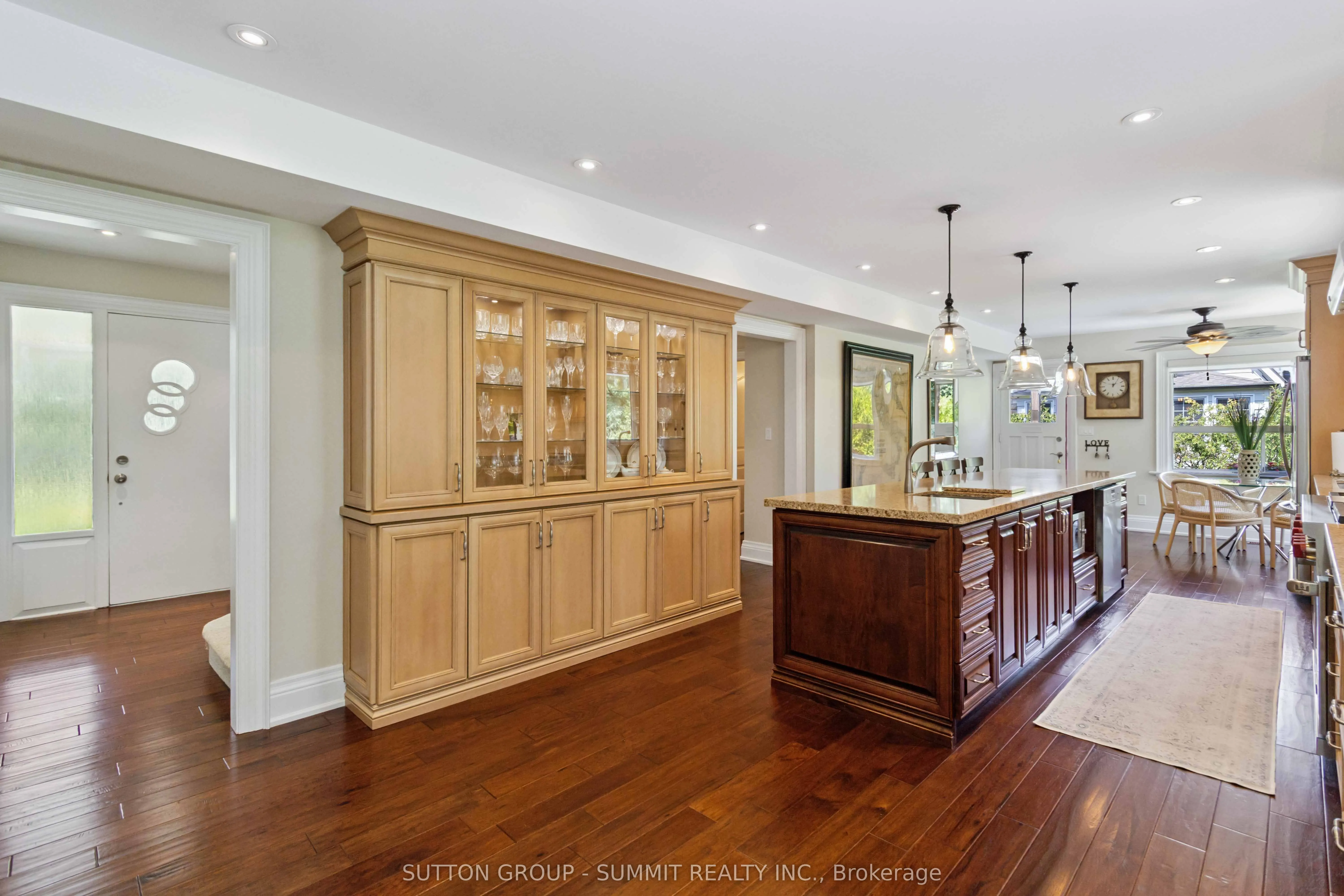 353 Queen Street S