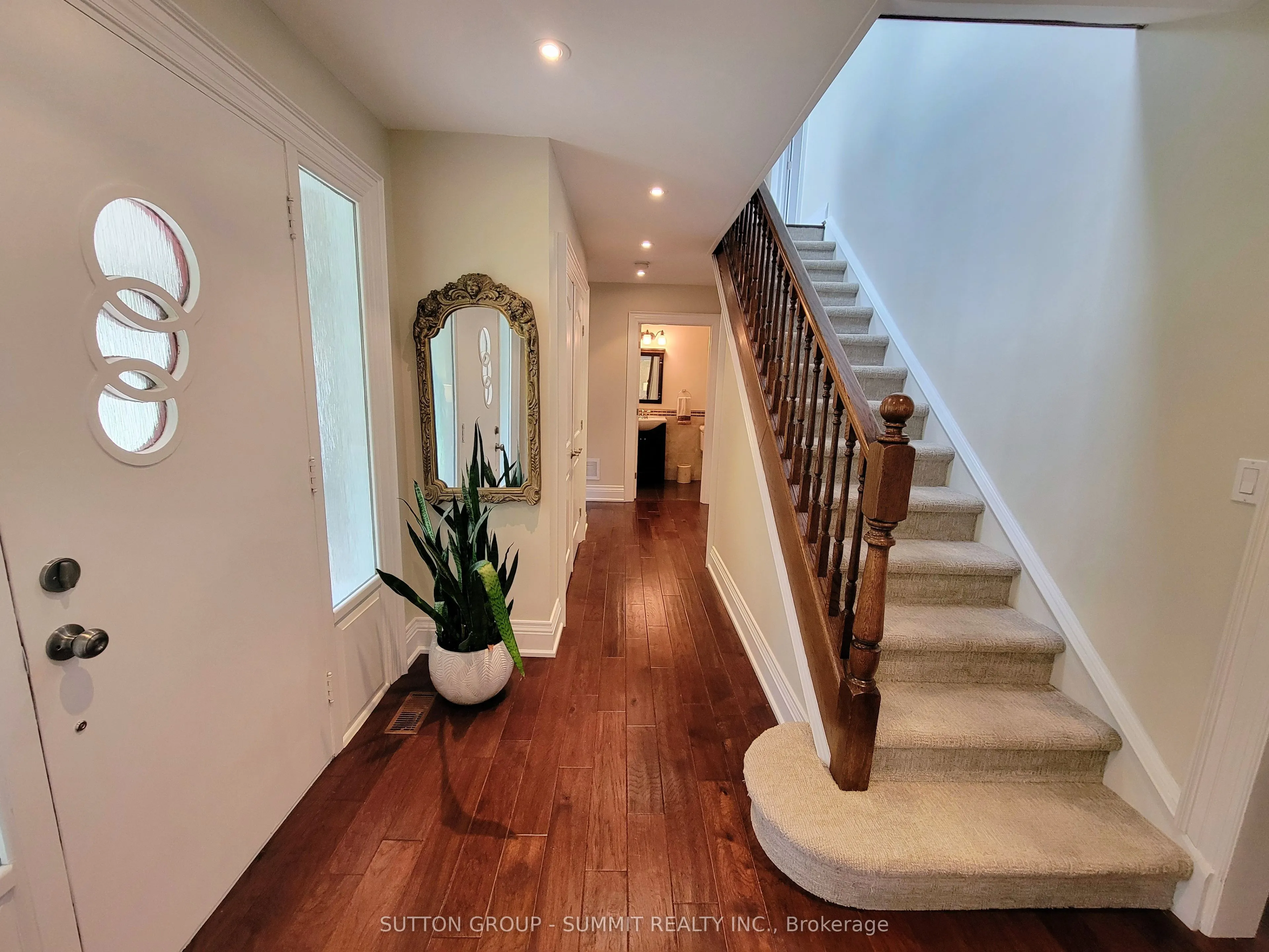 353 Queen Street S