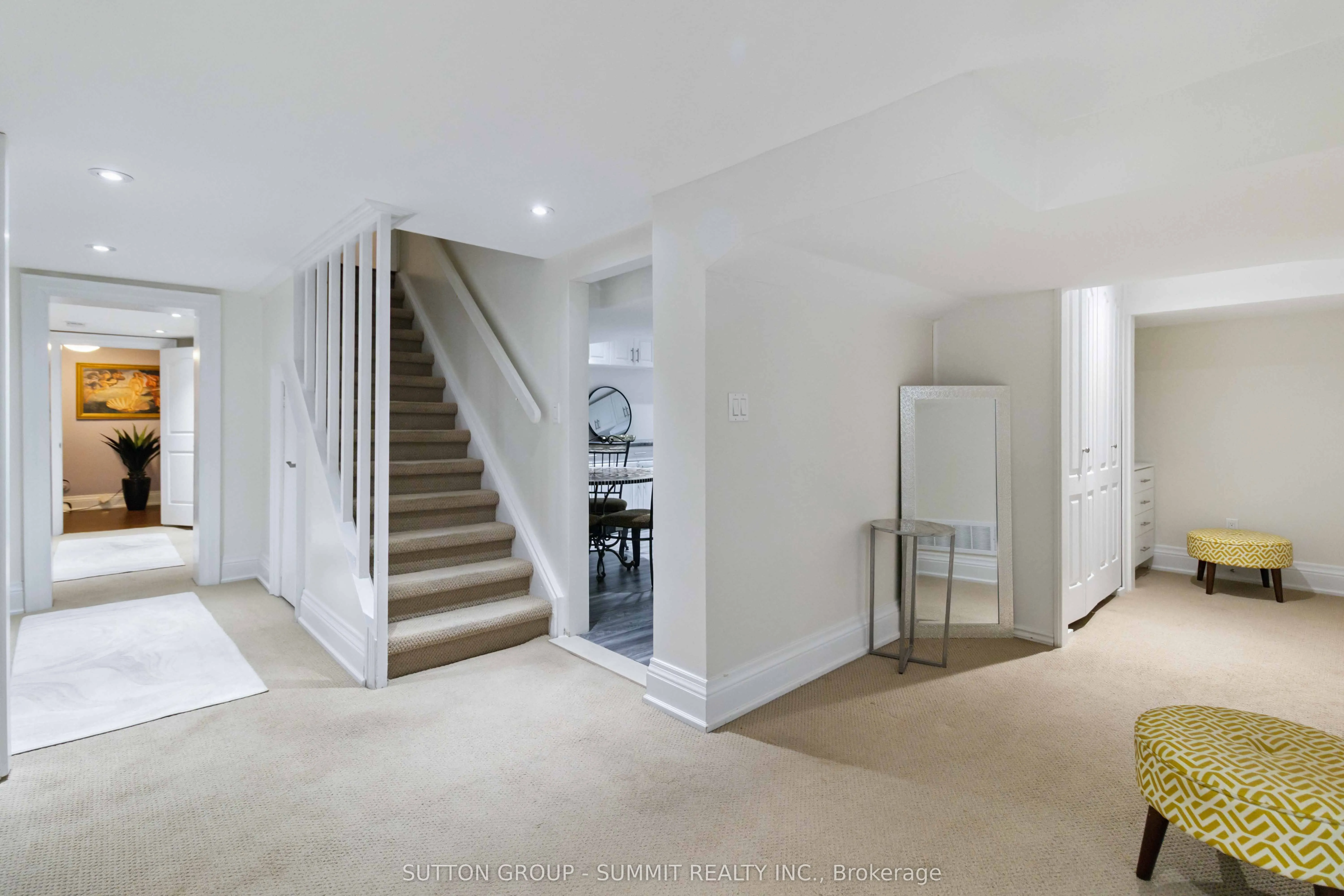 353 Queen Street S