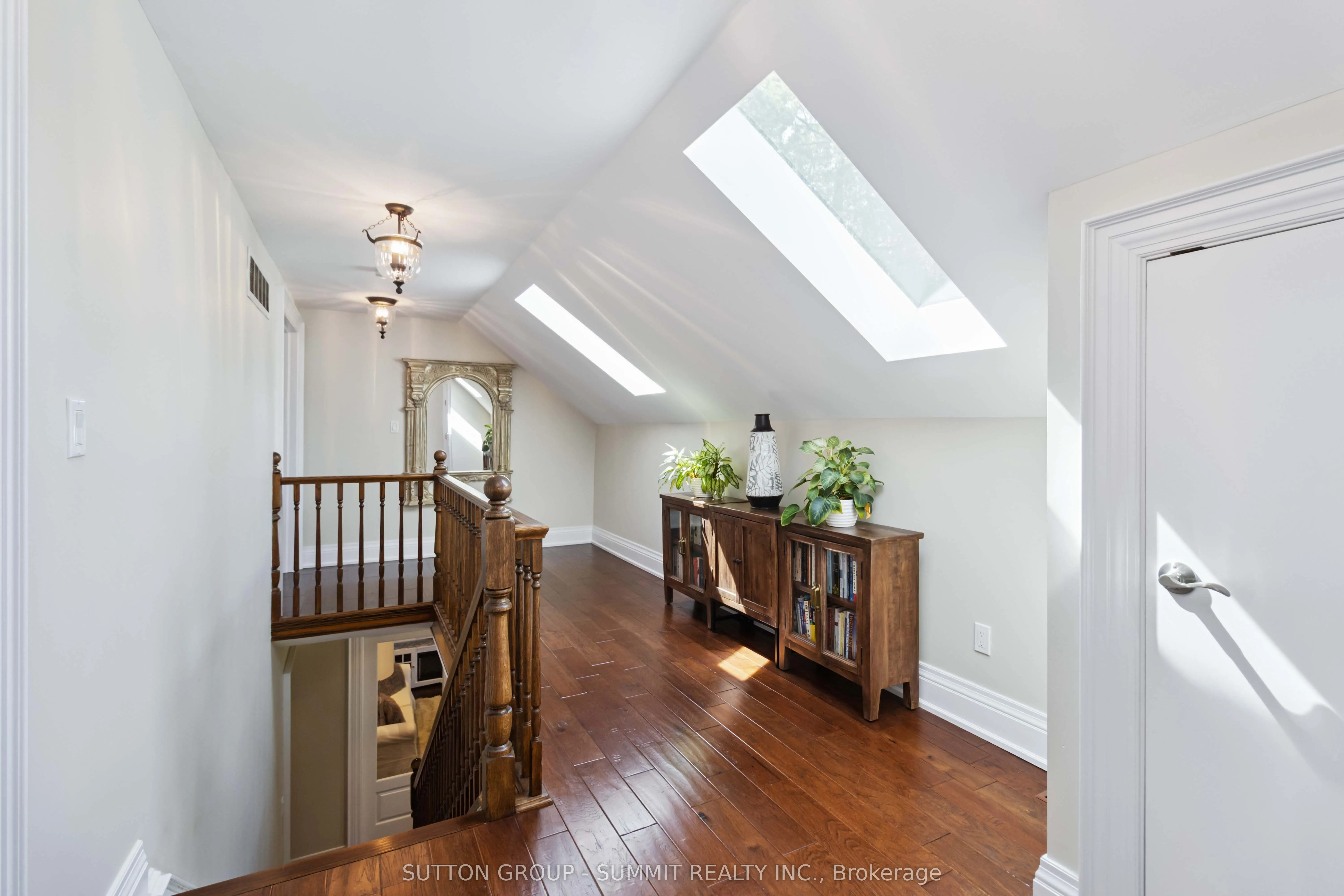 353 Queen Street S
