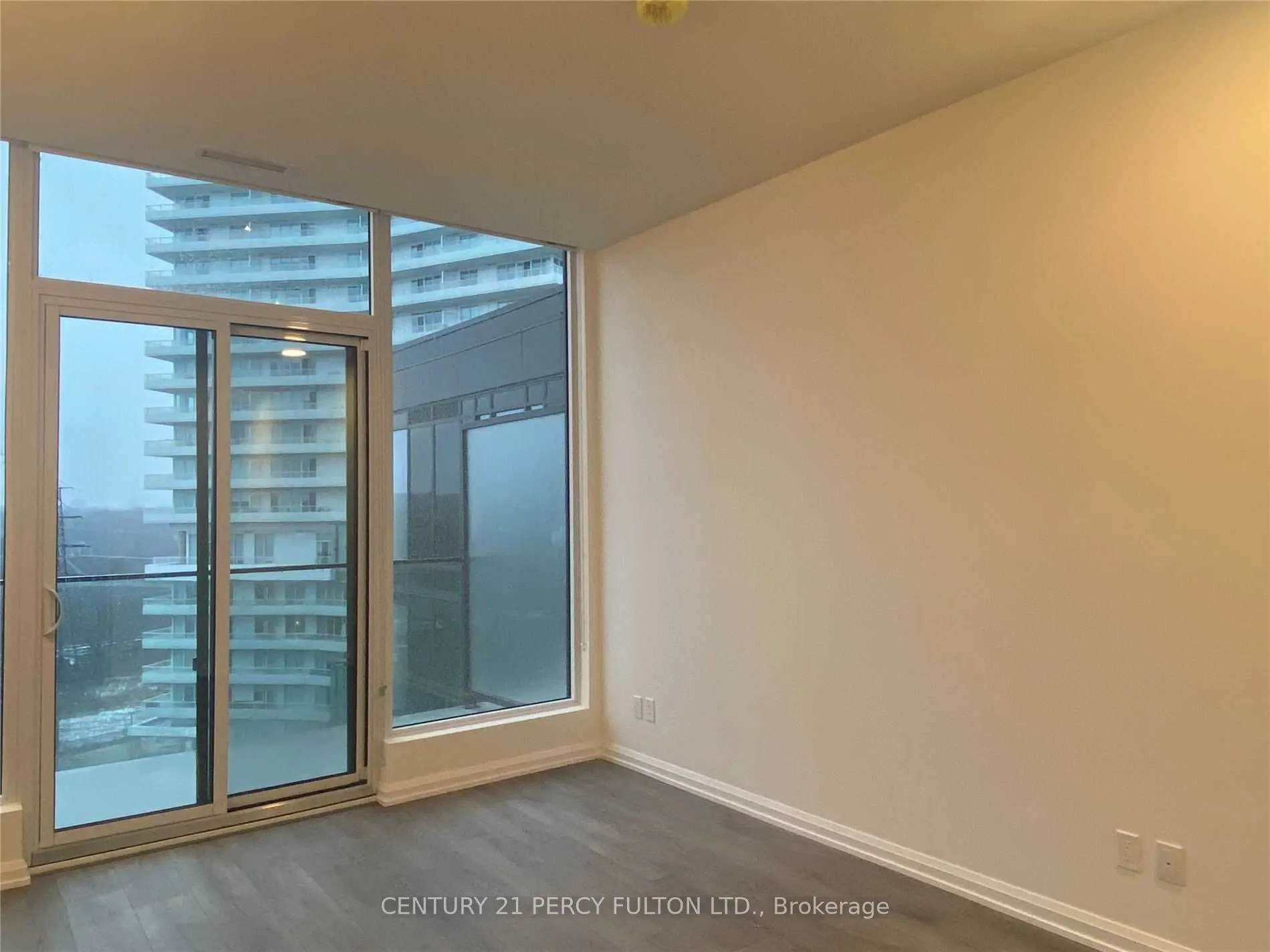 4208 Dundas Street W, #816