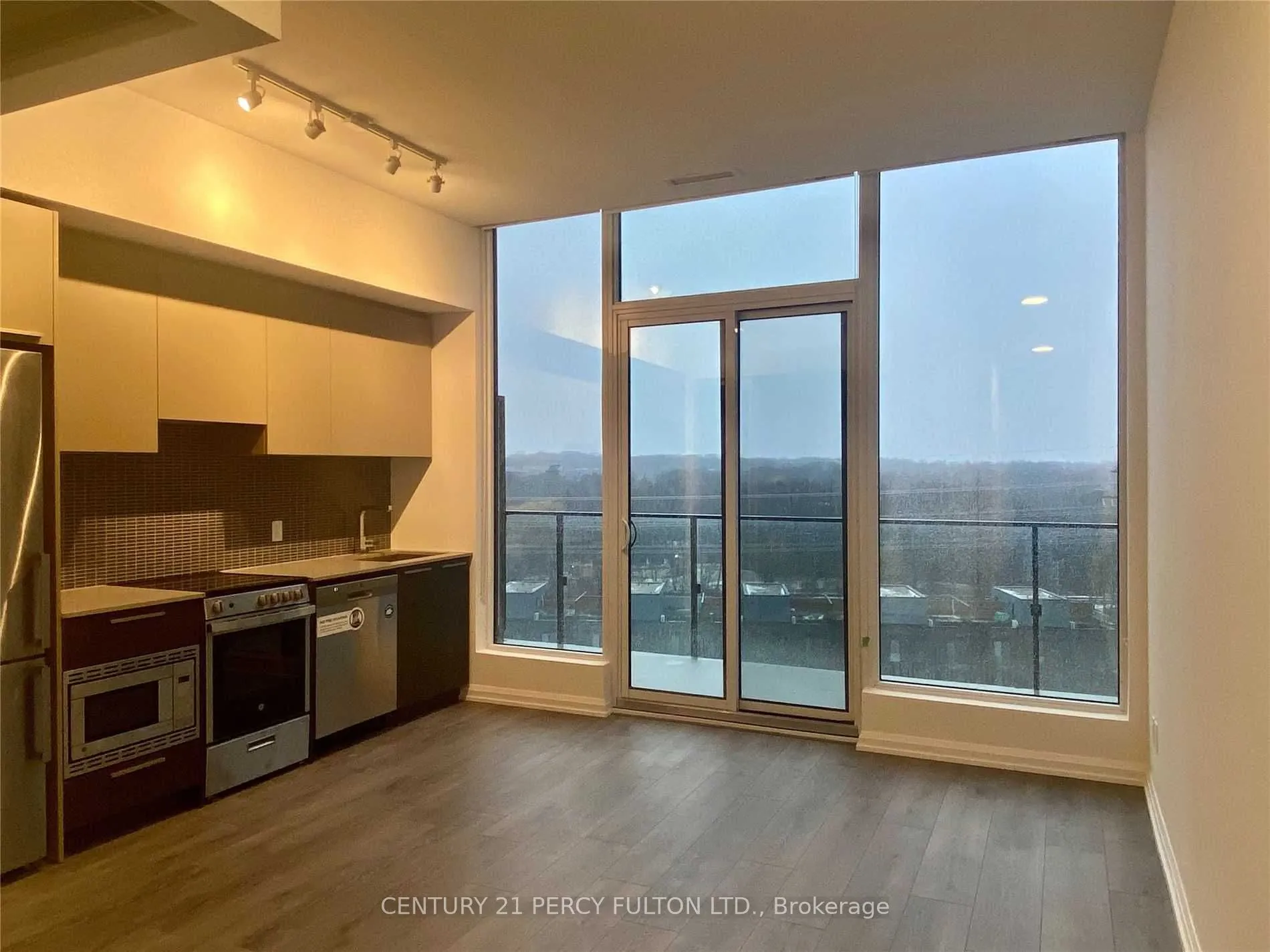4208 Dundas Street W, #816