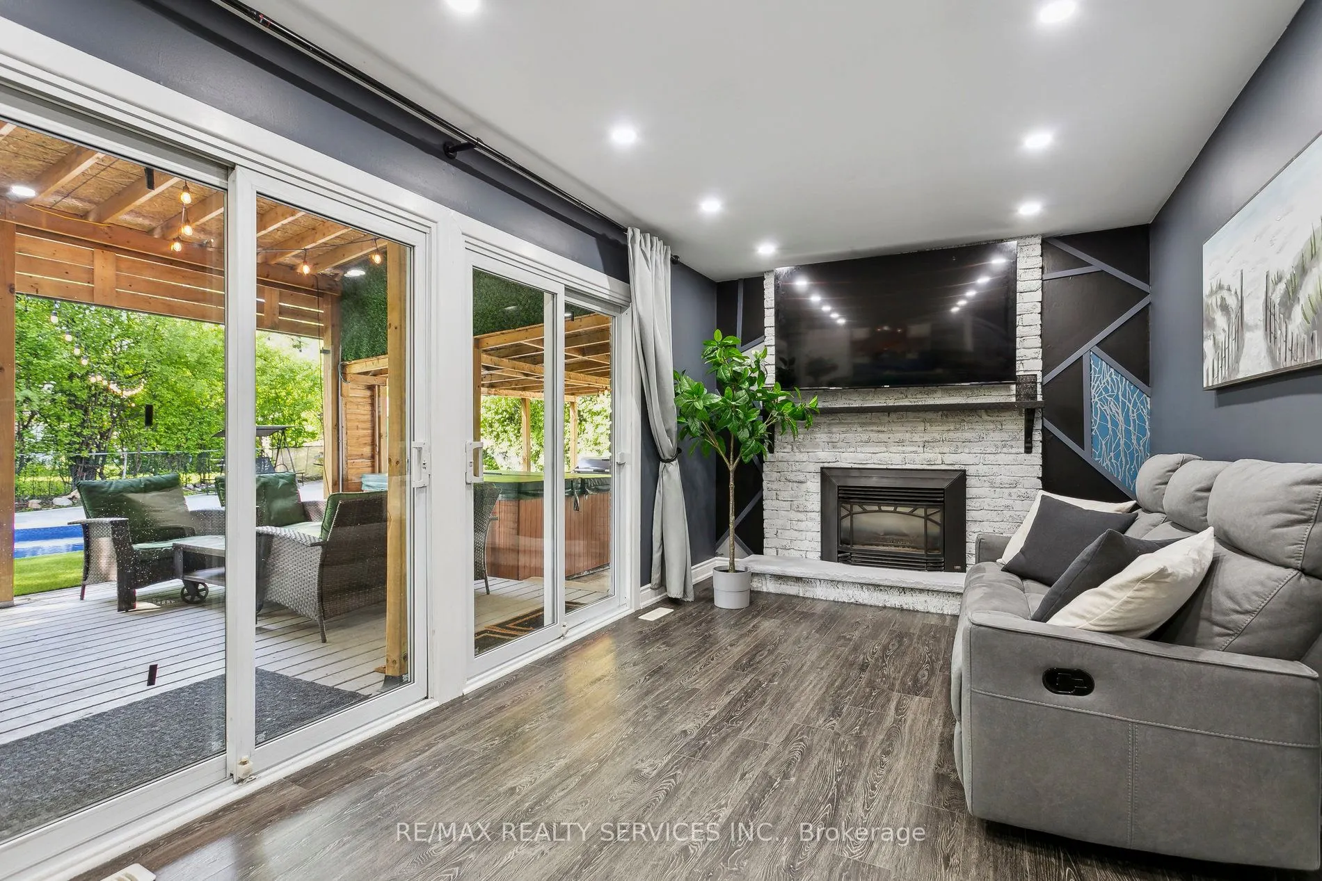 16 Groveland Court