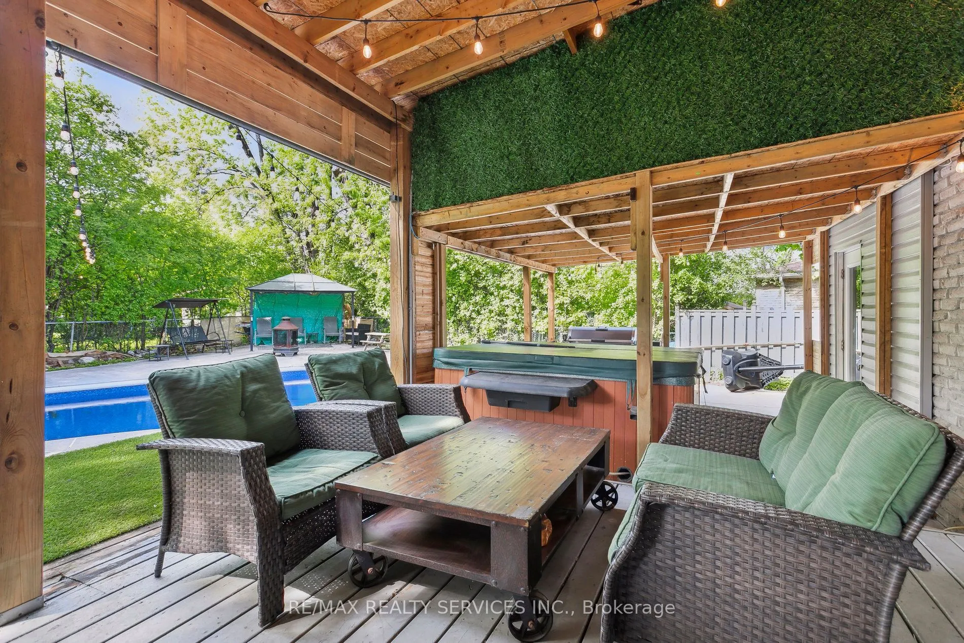 16 Groveland Court