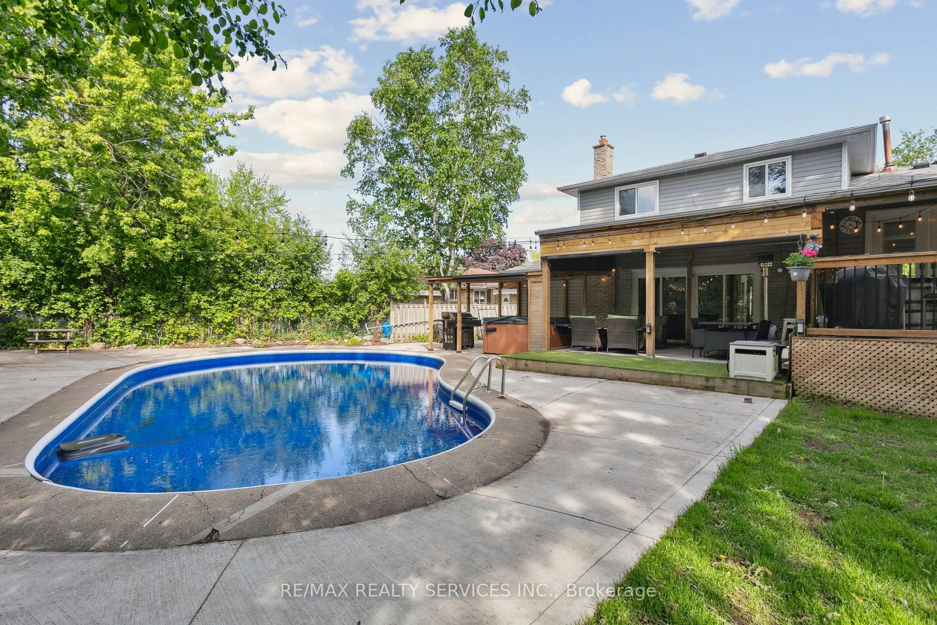 16 Groveland Court
