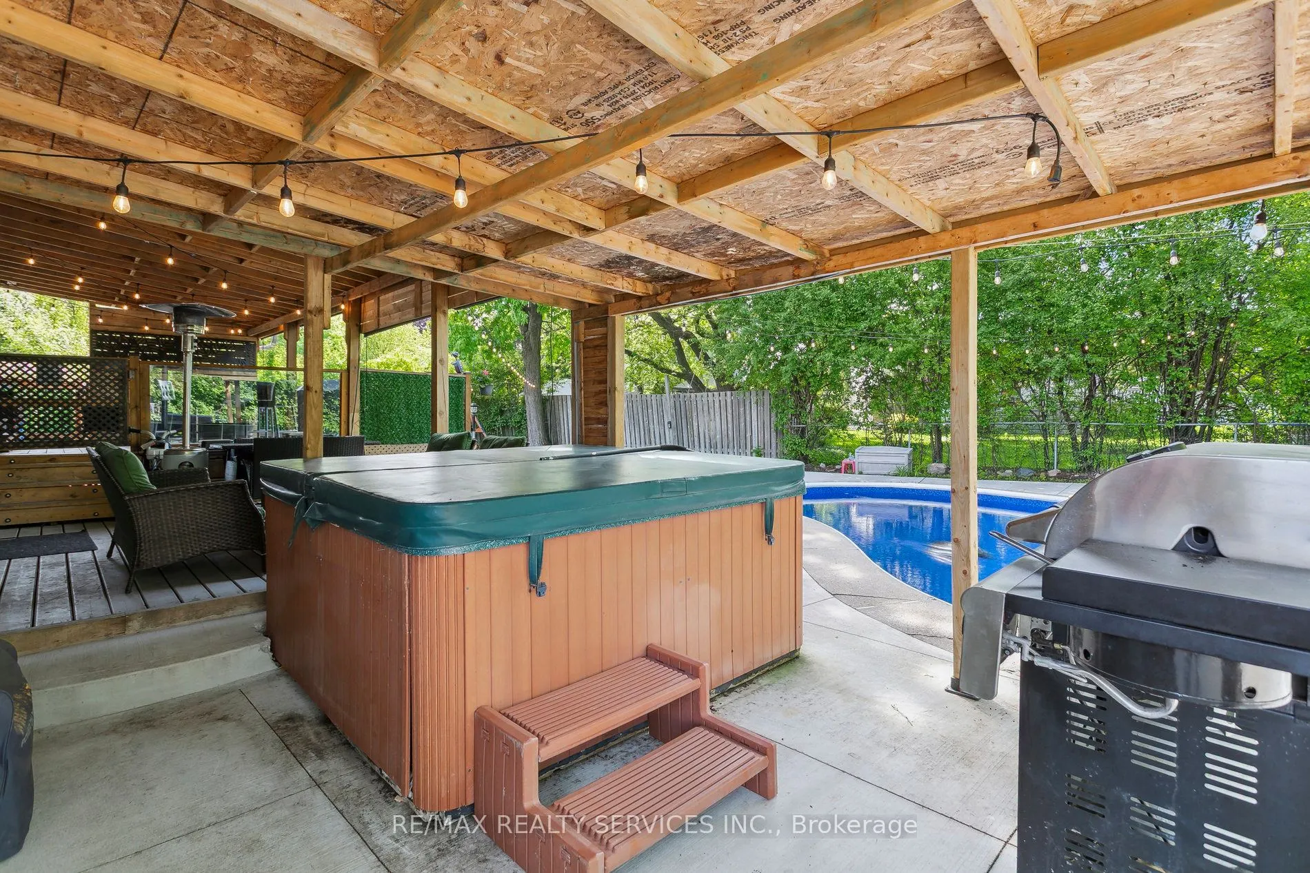 16 Groveland Court