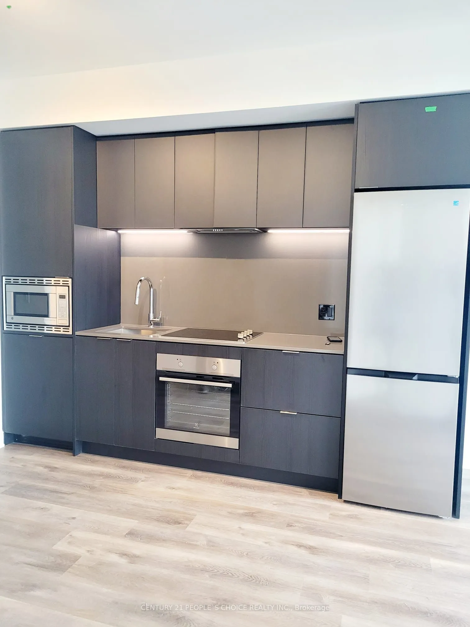 86 Dundas Street E, #817