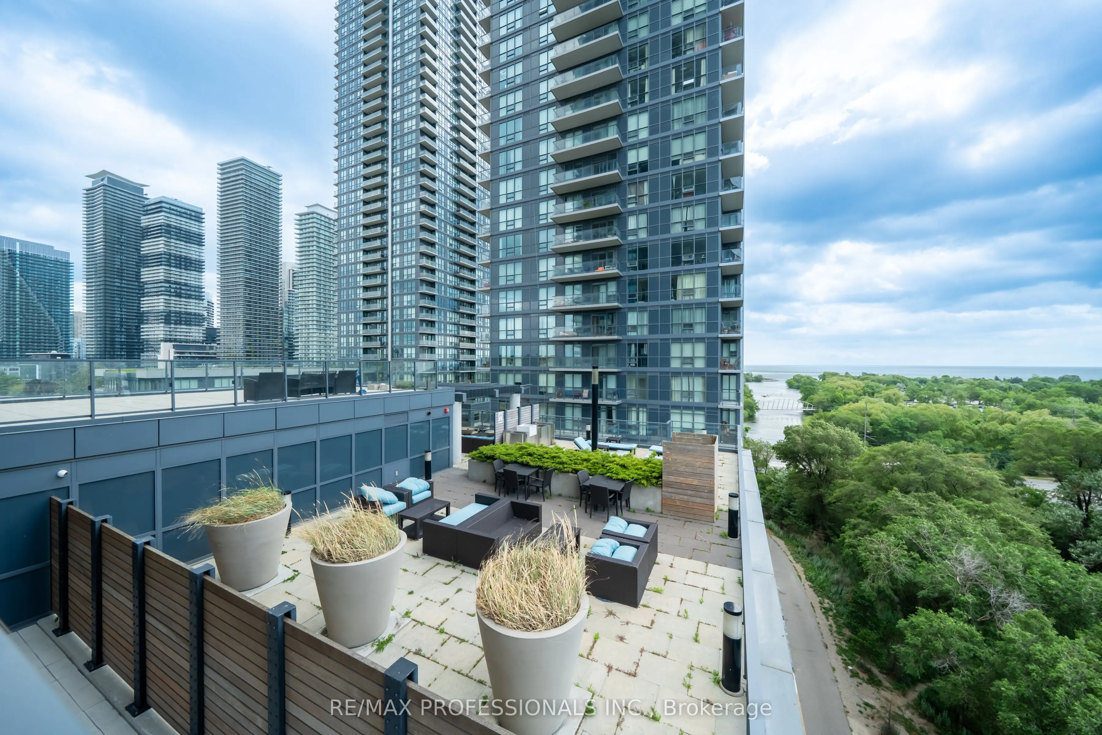 2220 Lake Shore Boulevard W, #909