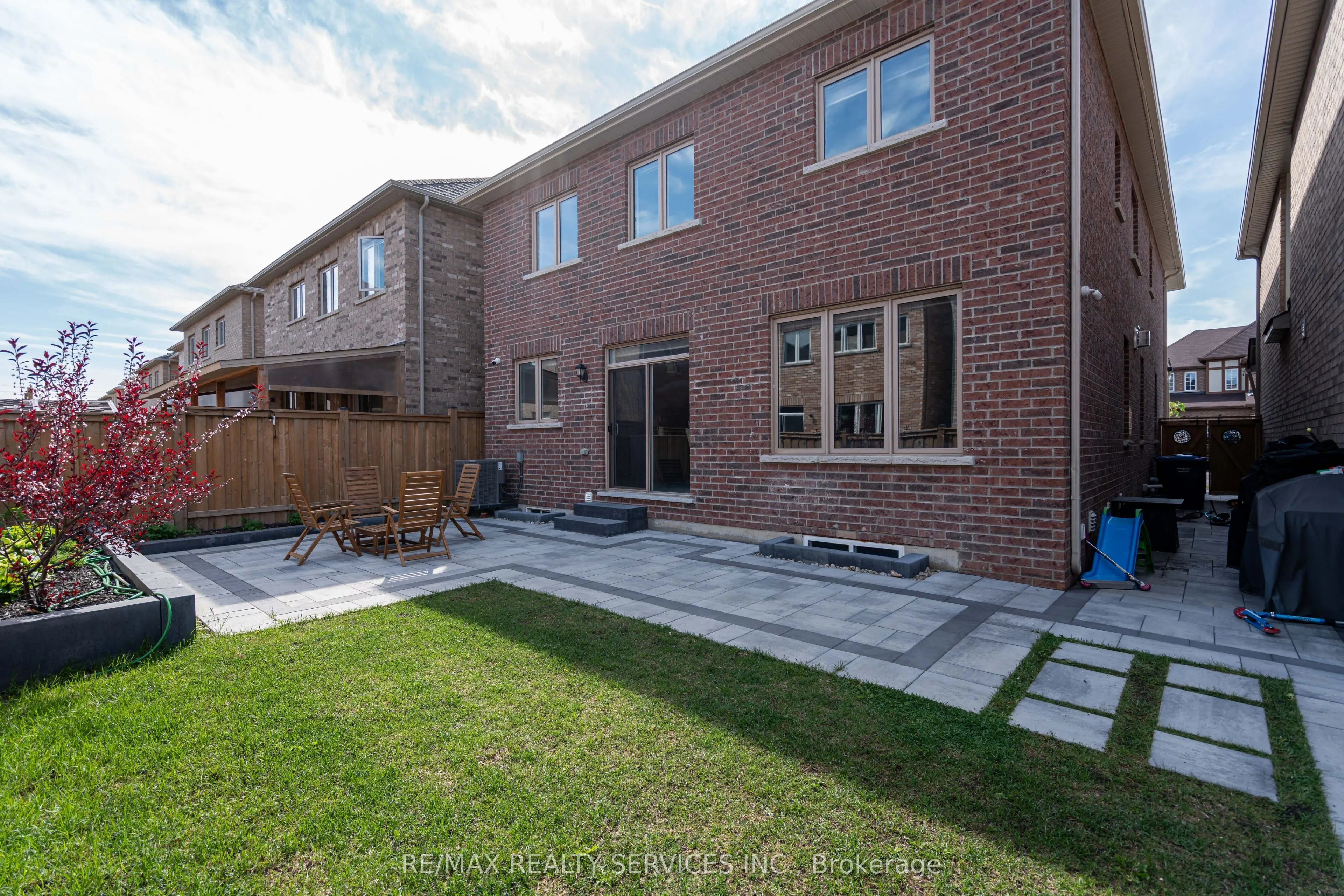 105 Benhurst Crescent
