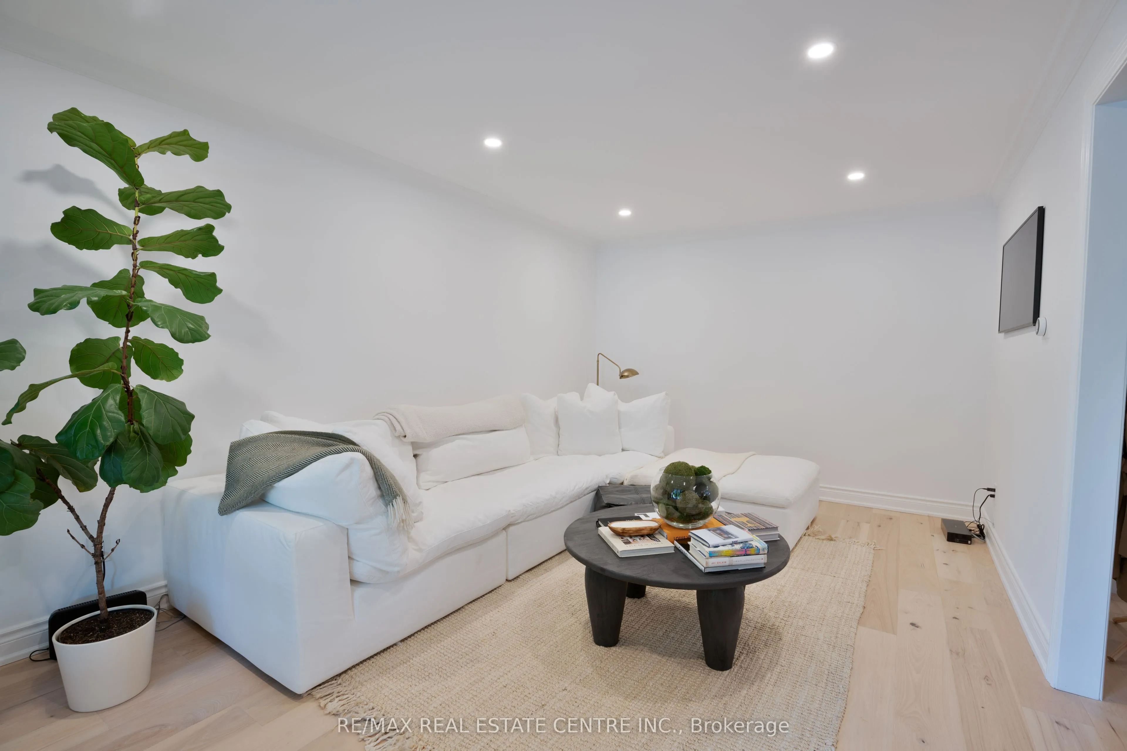 2221 Wyandotte Drive