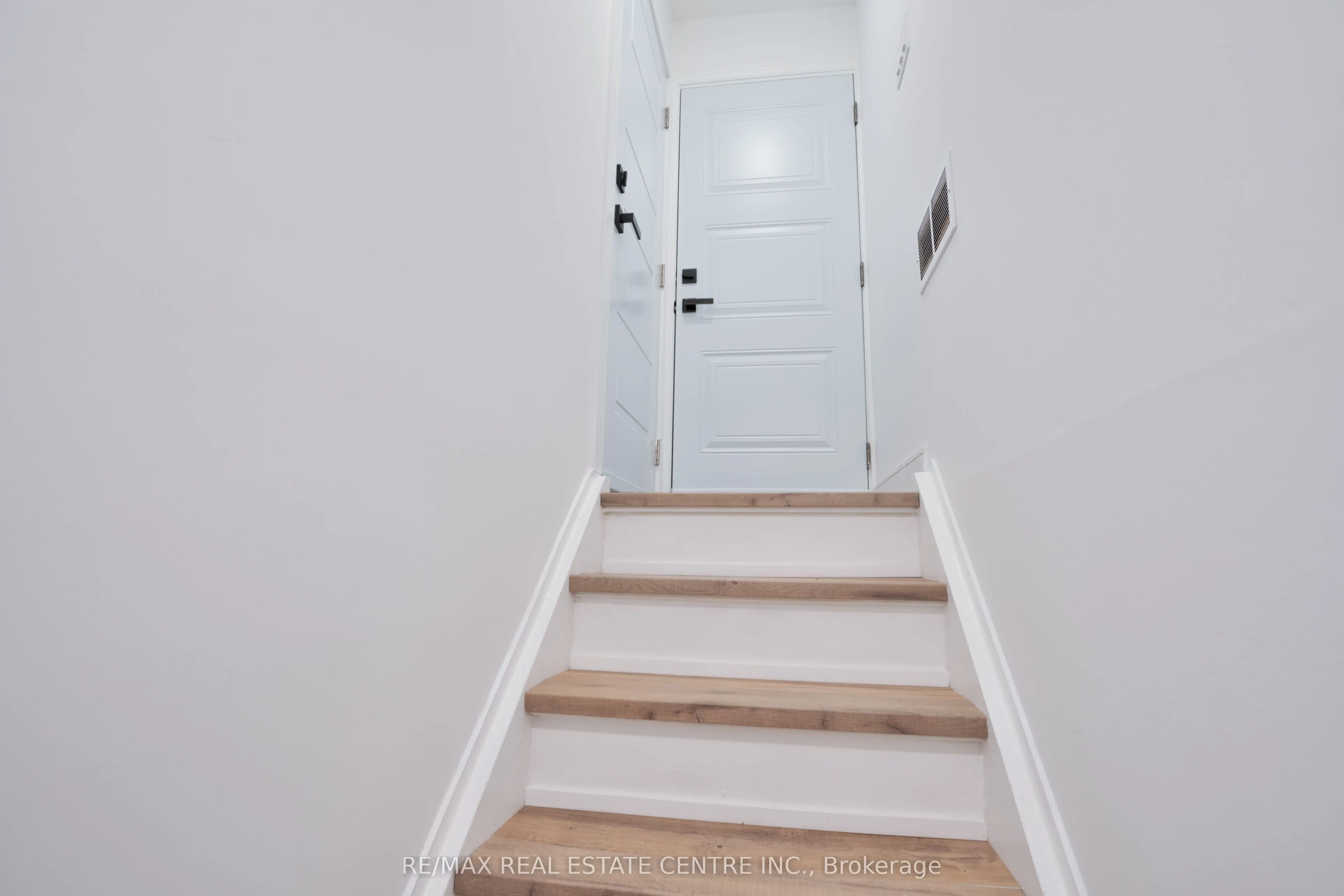 2221 Wyandotte Drive