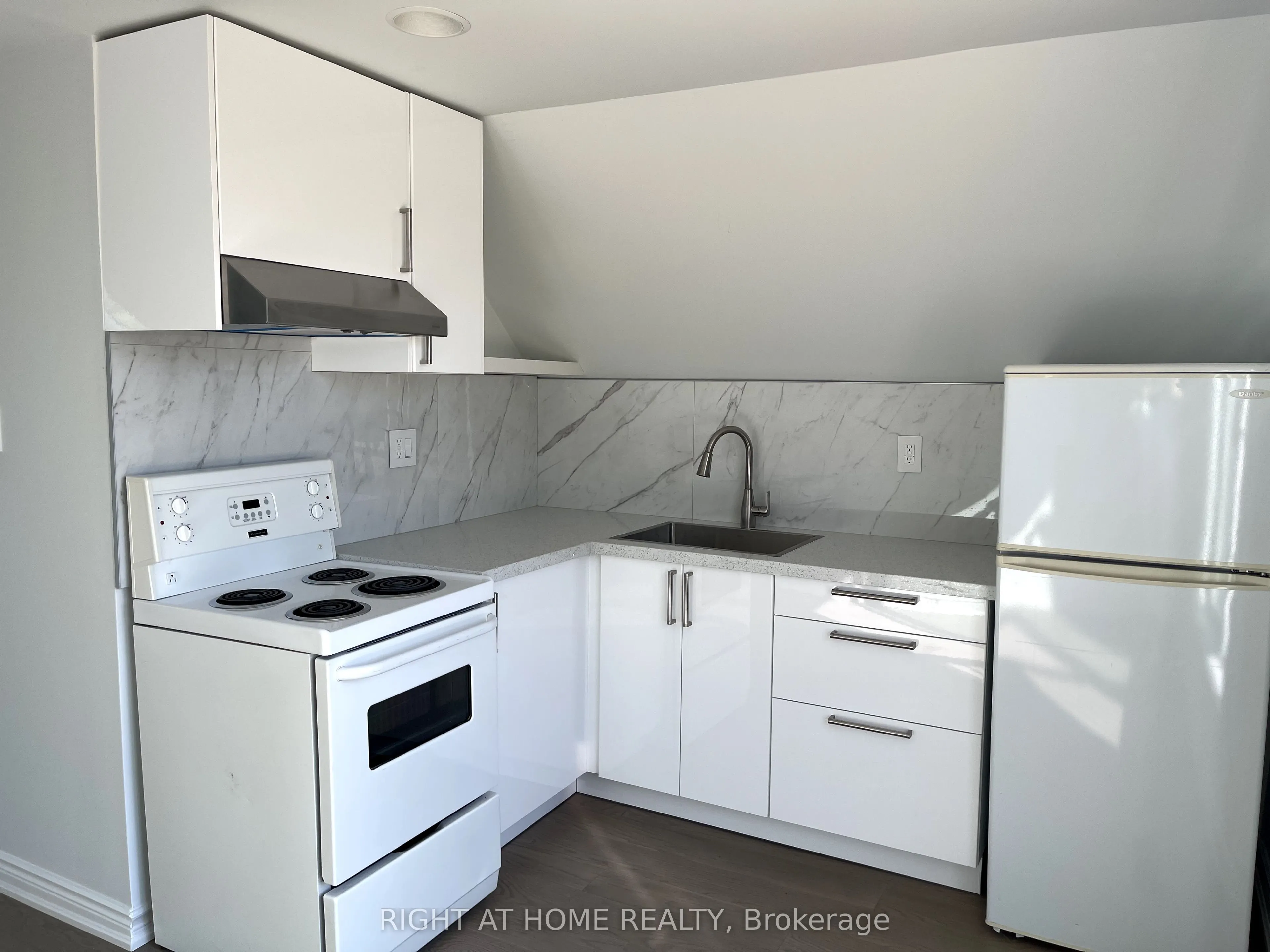 148 Medland Street W