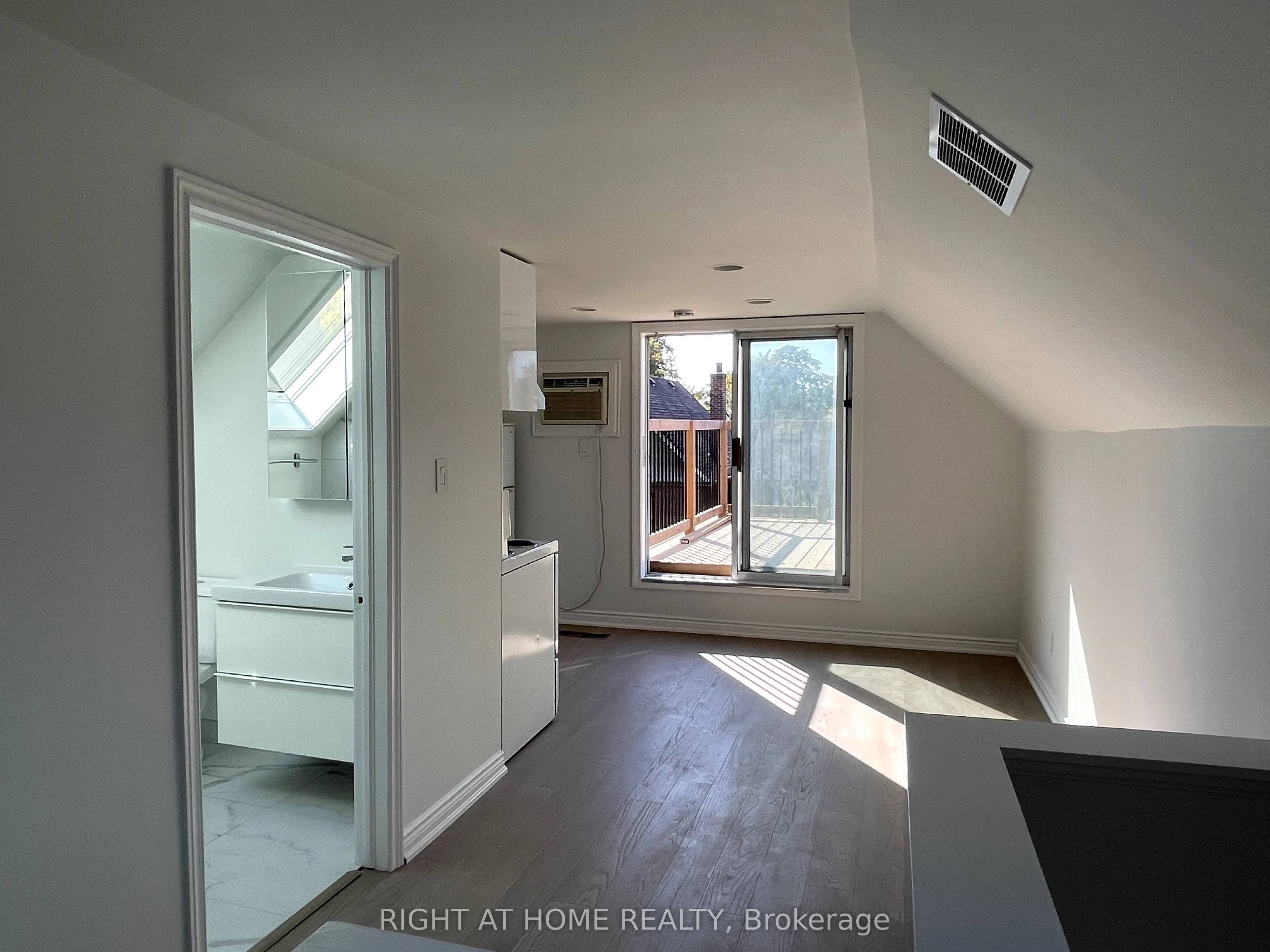 148 Medland Street W