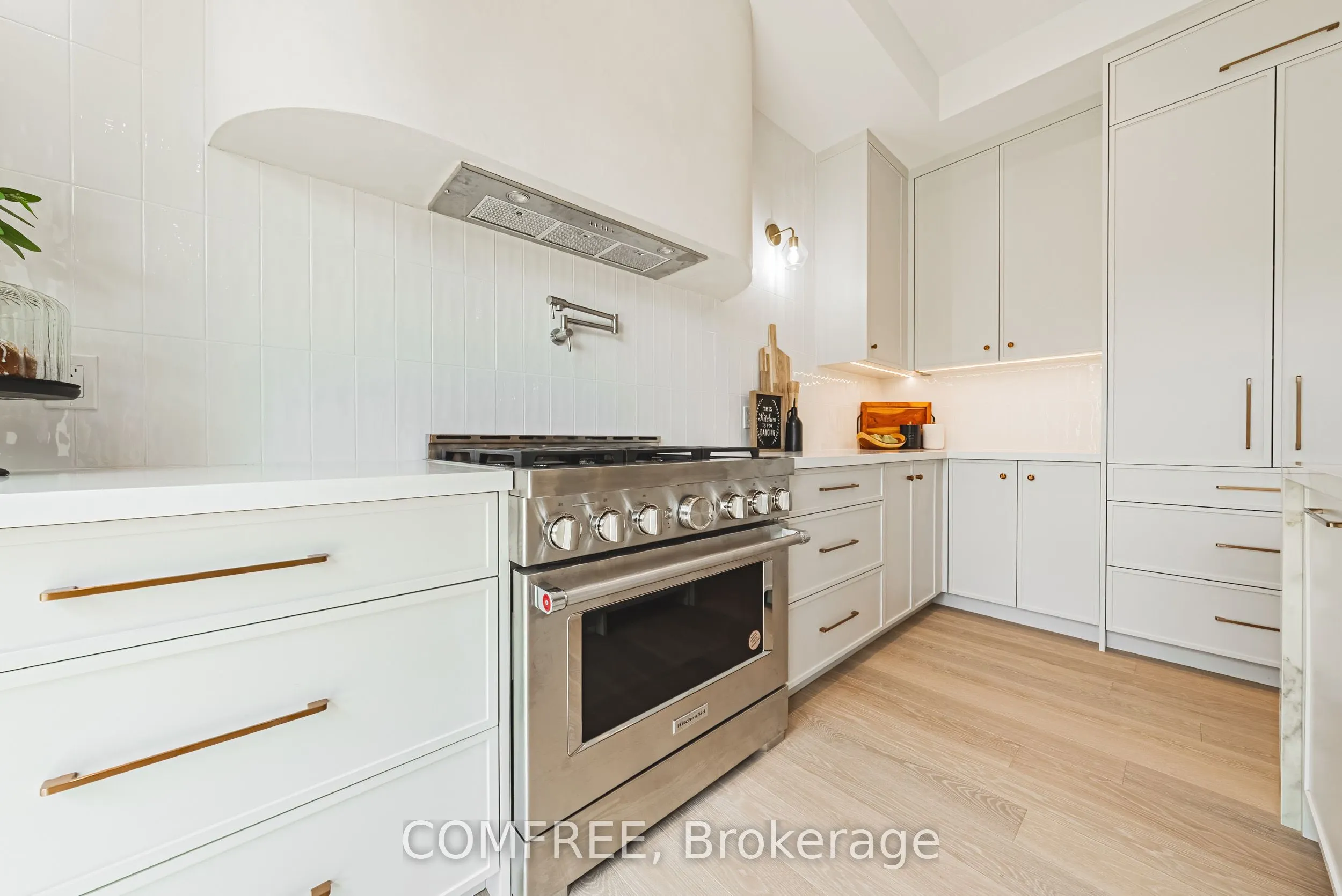 202 Queen Street W