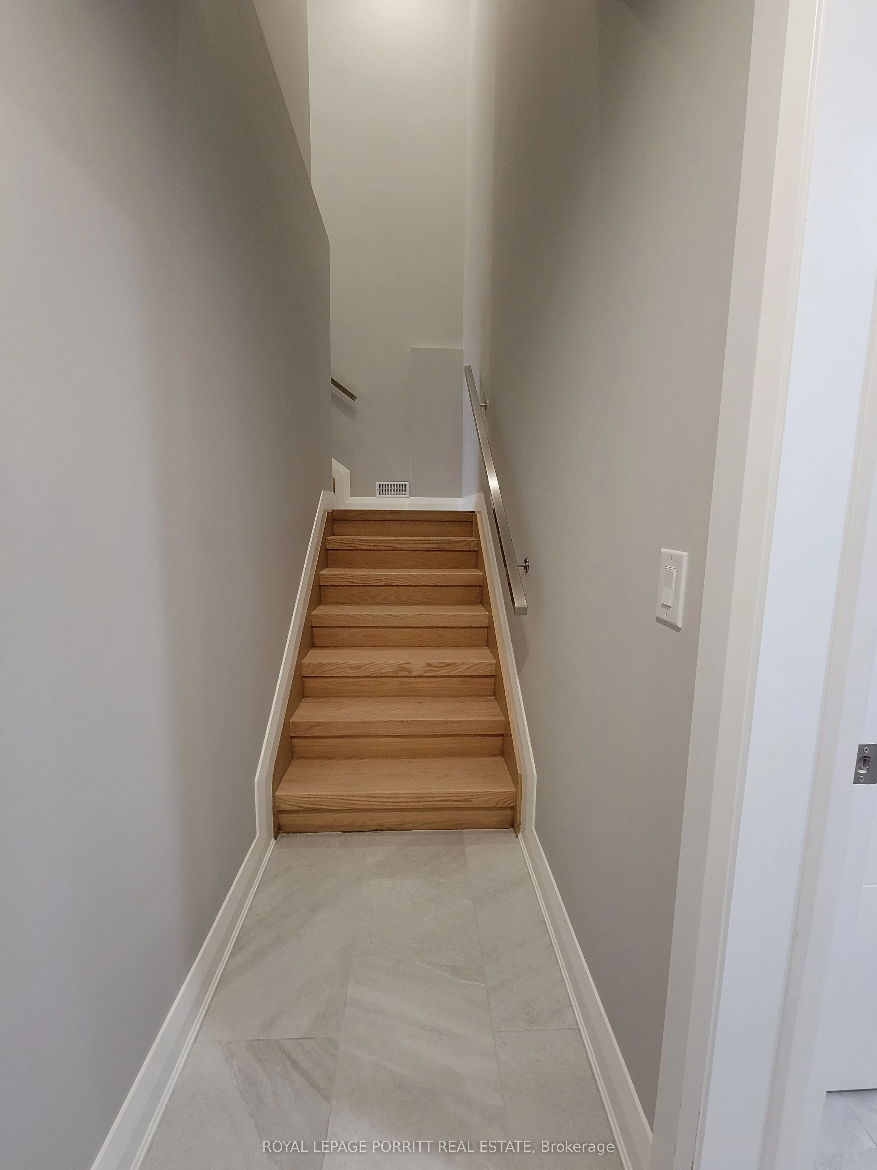 15 Elton Crescent, #Lower
