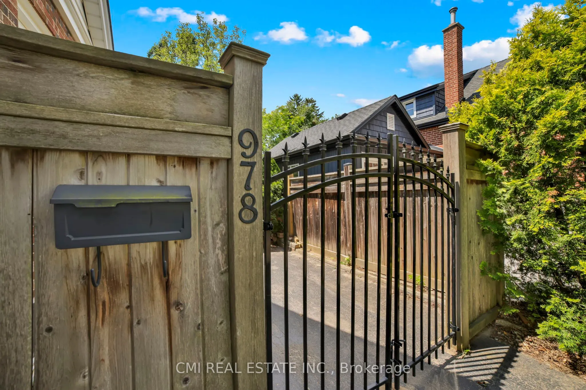 978 North Shore Boulevard W