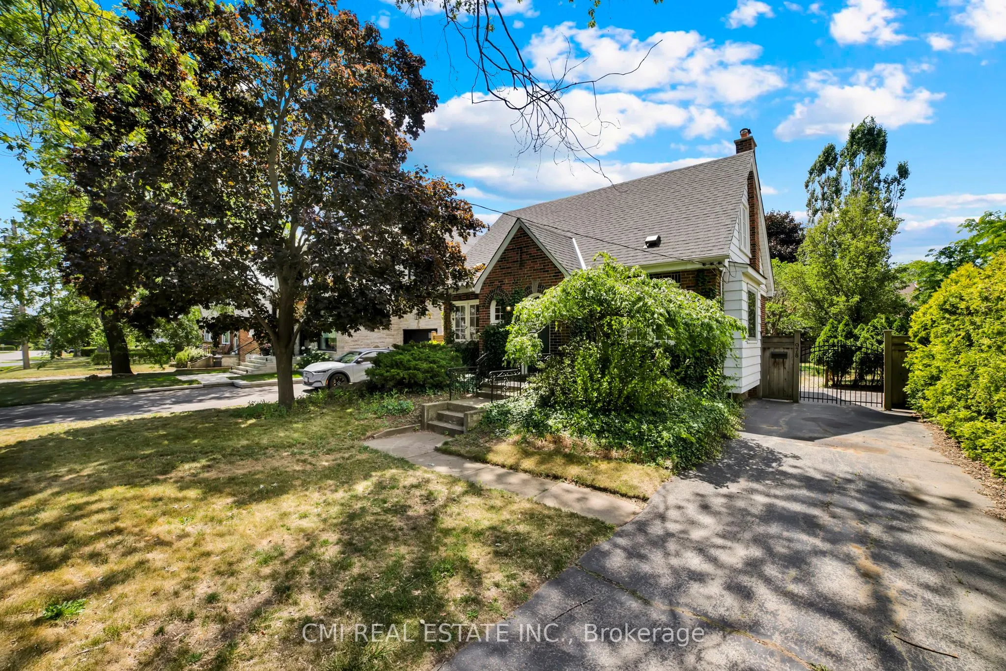 978 North Shore Boulevard W