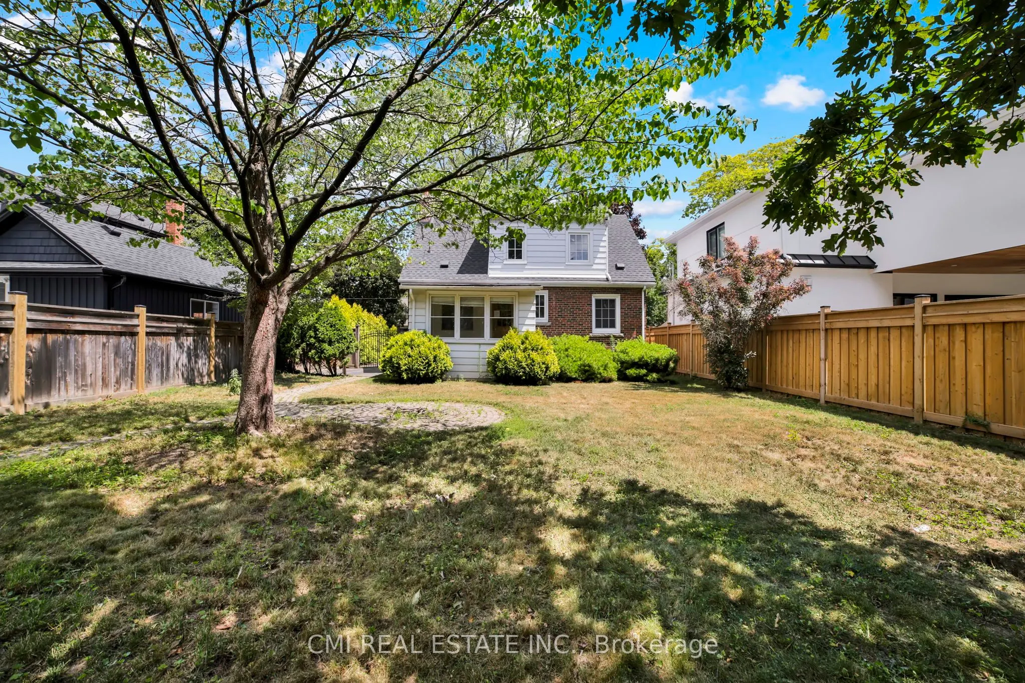 978 North Shore Boulevard W