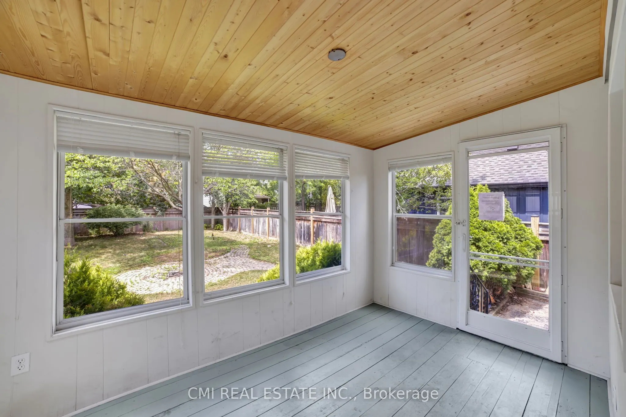 978 North Shore Boulevard W