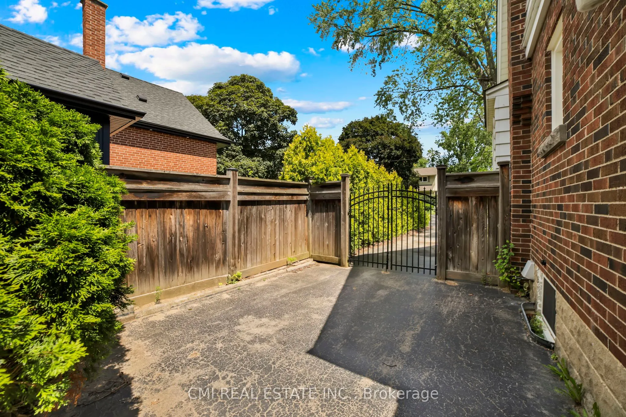 978 North Shore Boulevard W