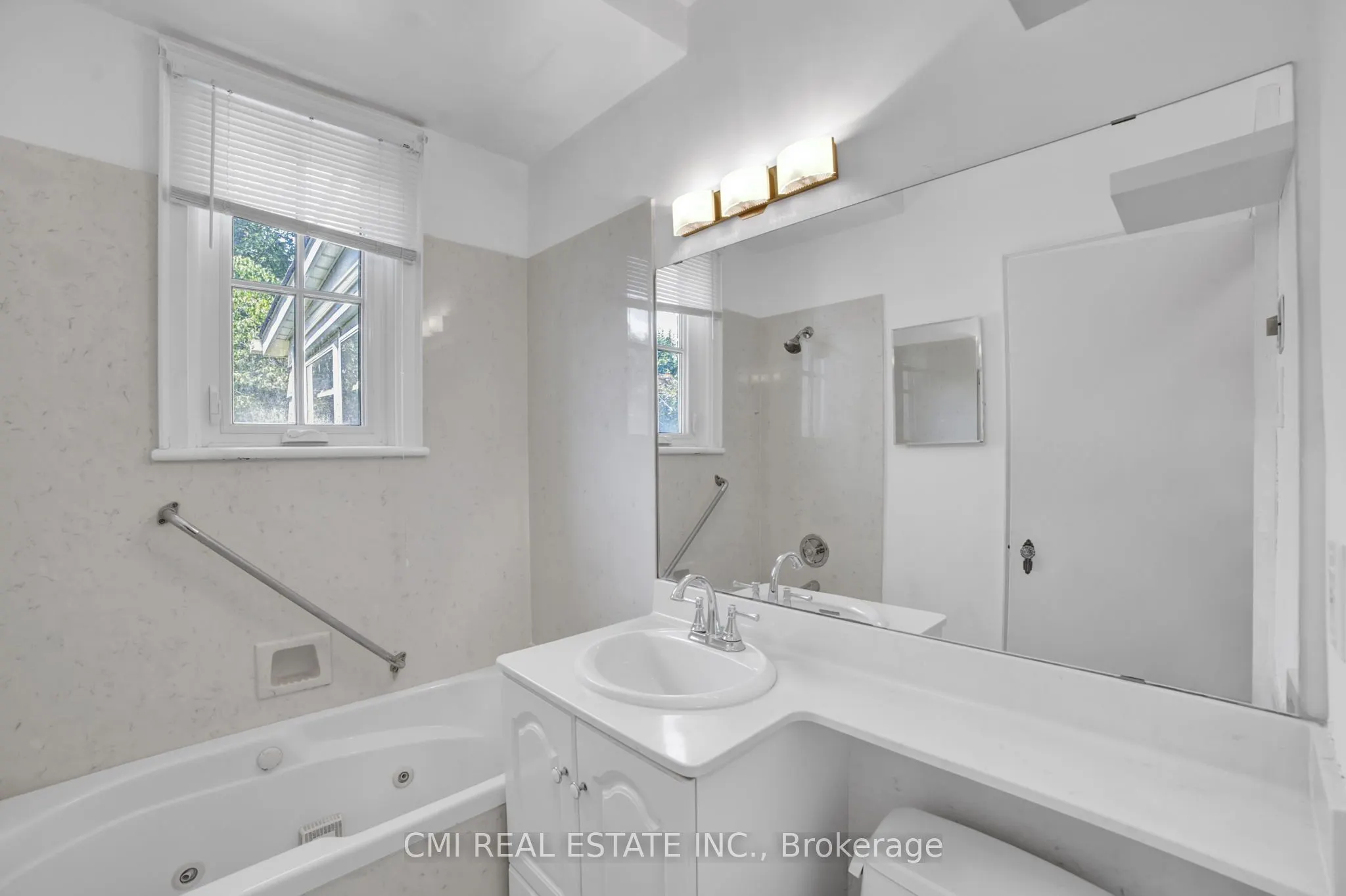 978 North Shore Boulevard W