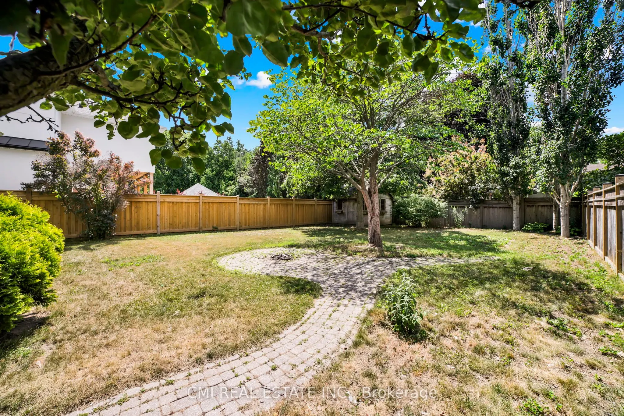 978 North Shore Boulevard W
