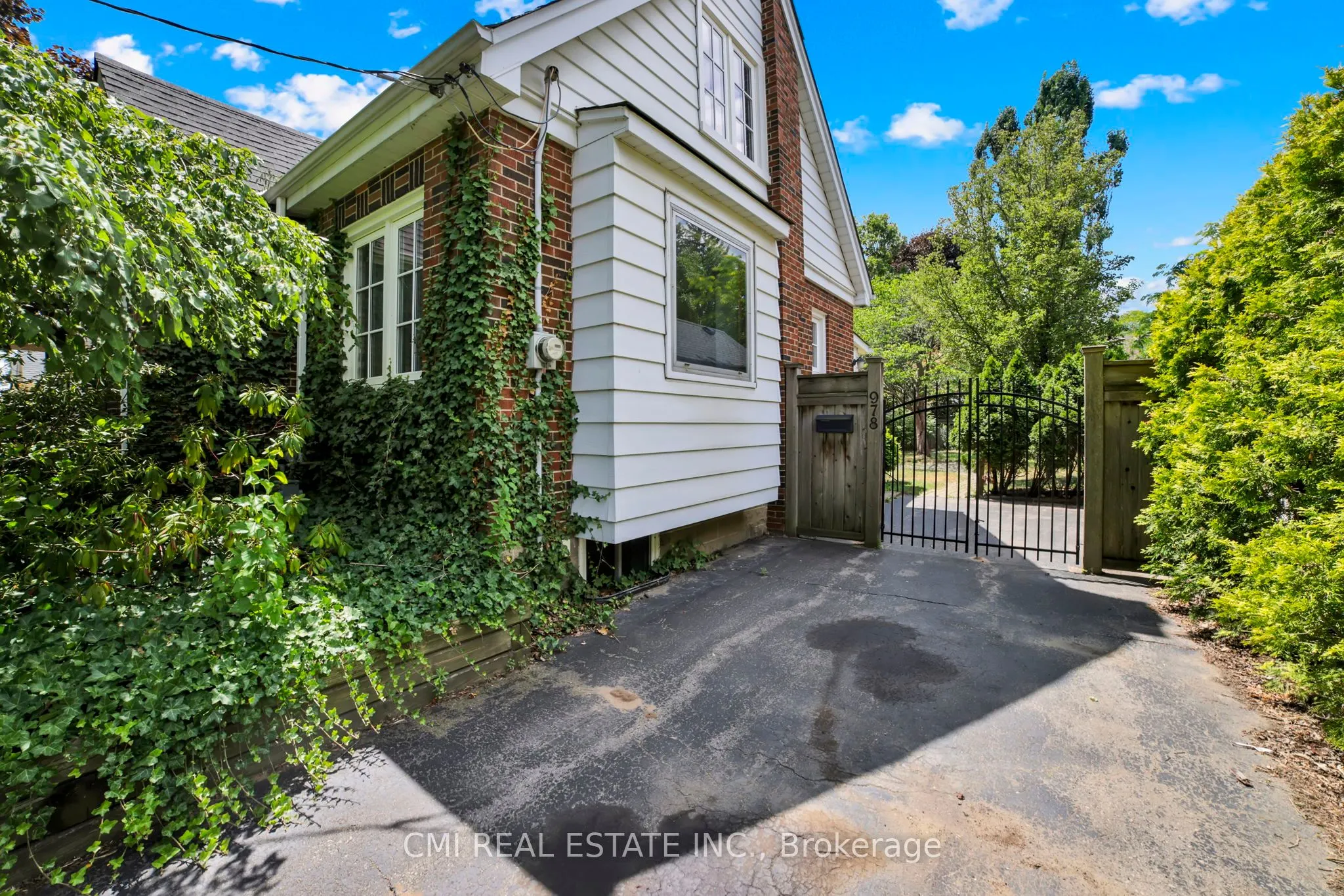 978 North Shore Boulevard W