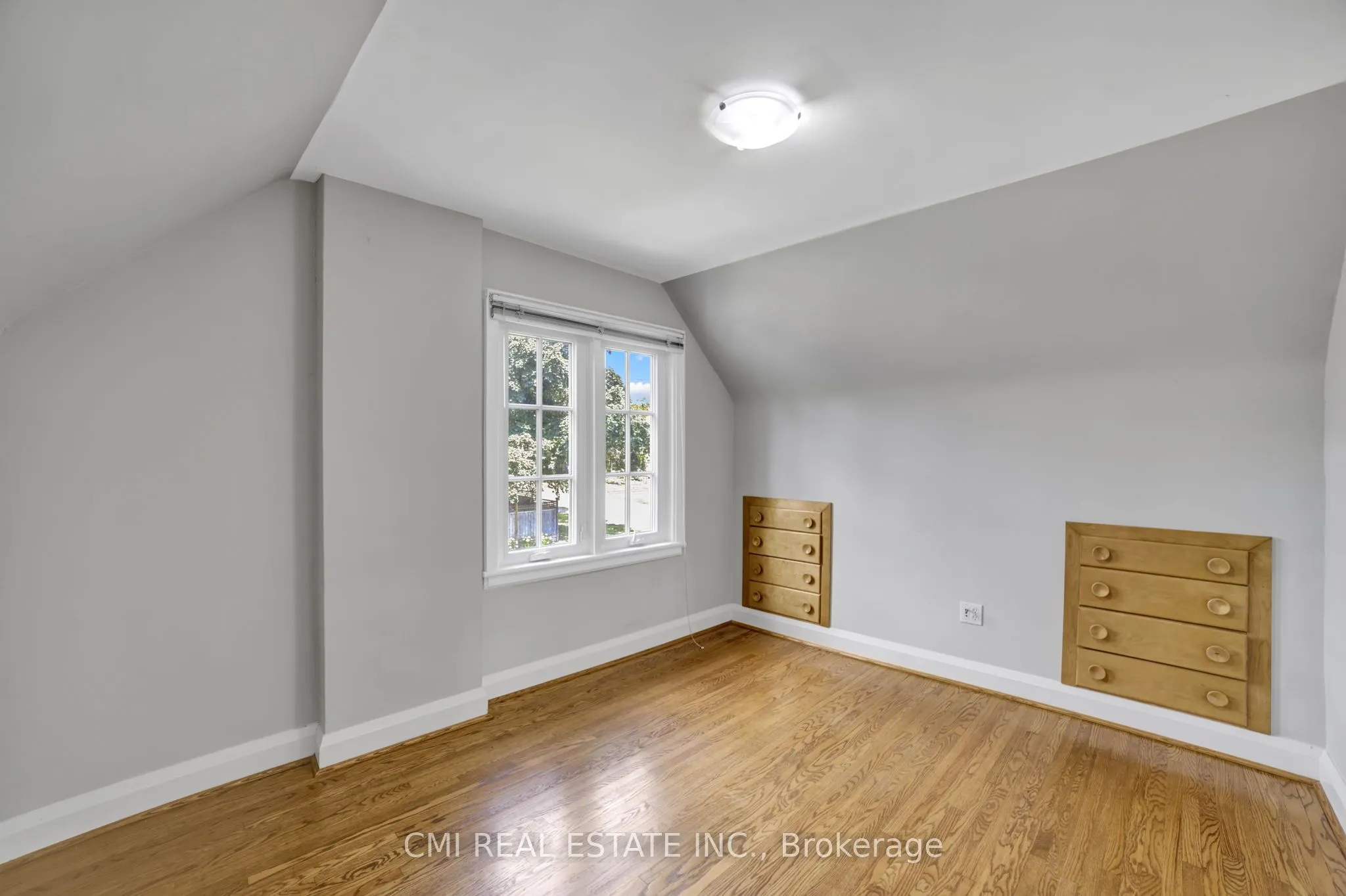 978 North Shore Boulevard W