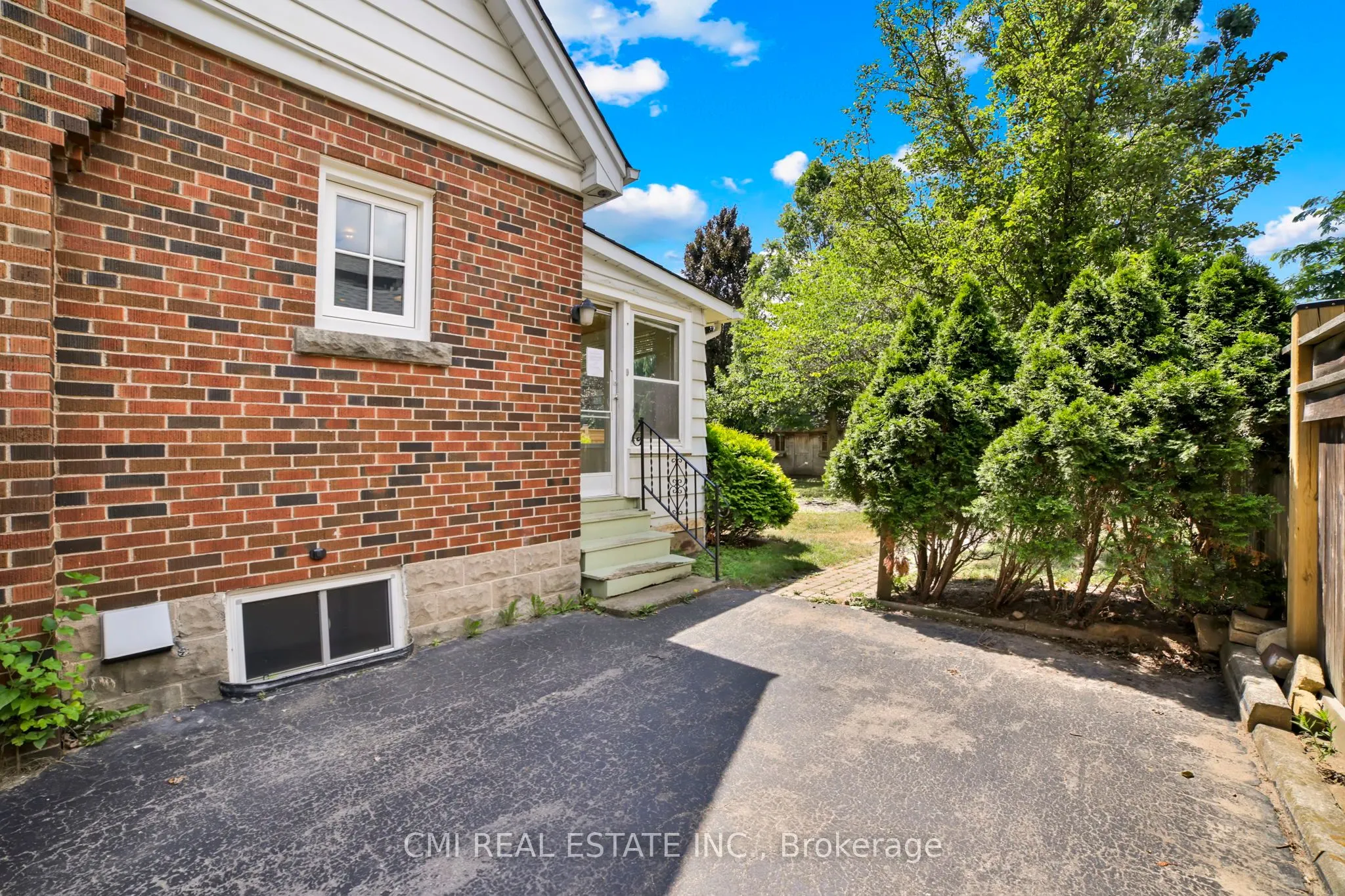 978 North Shore Boulevard W