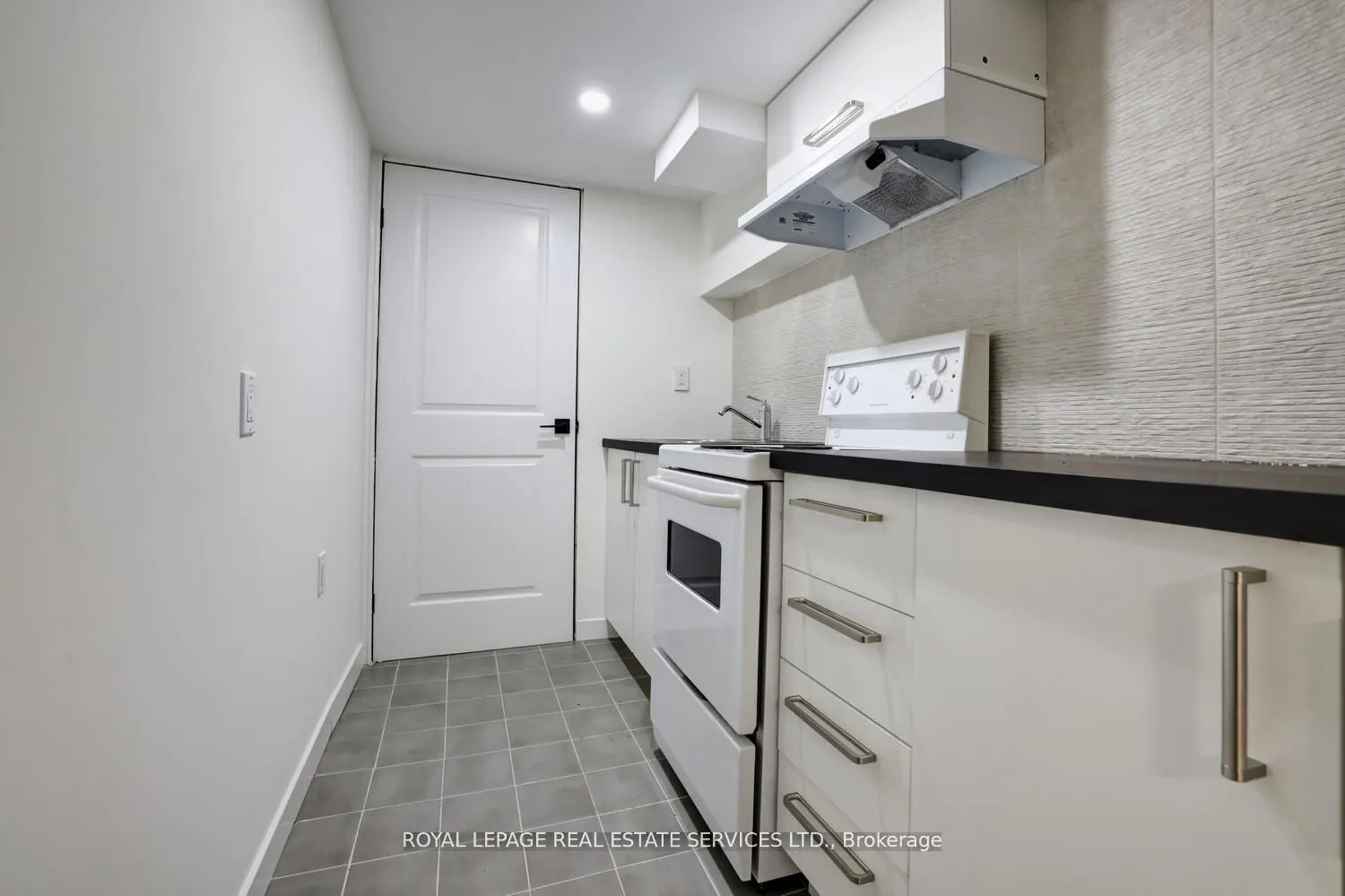 2 North Heights Road W