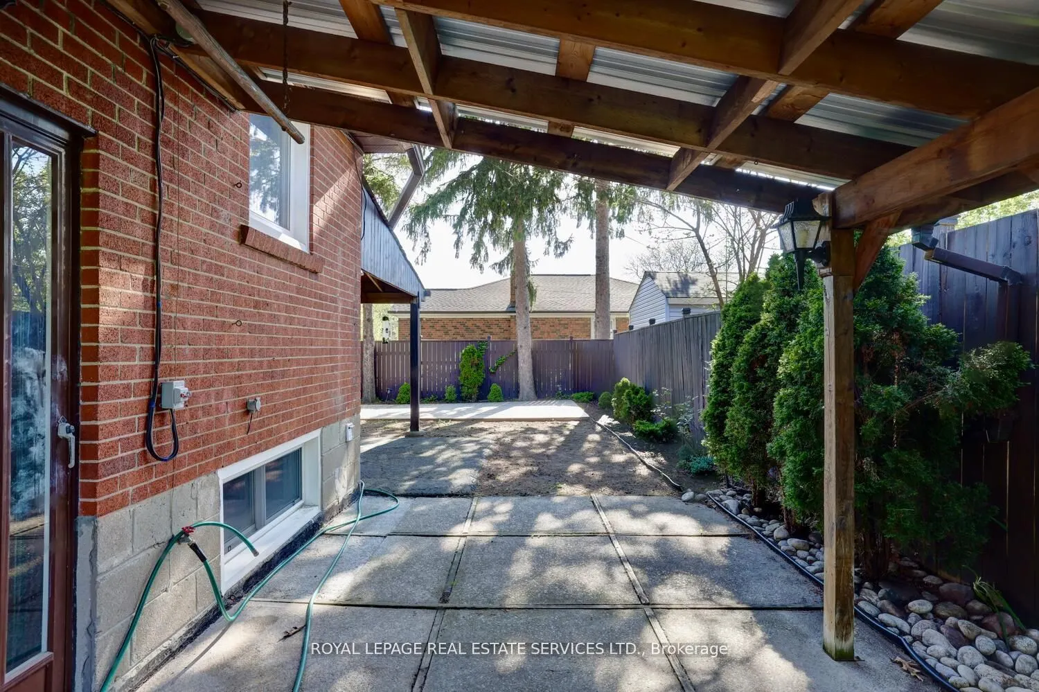 2 North Heights Road W