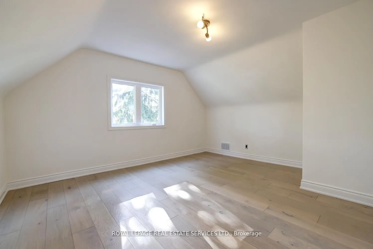 2 North Heights Road W