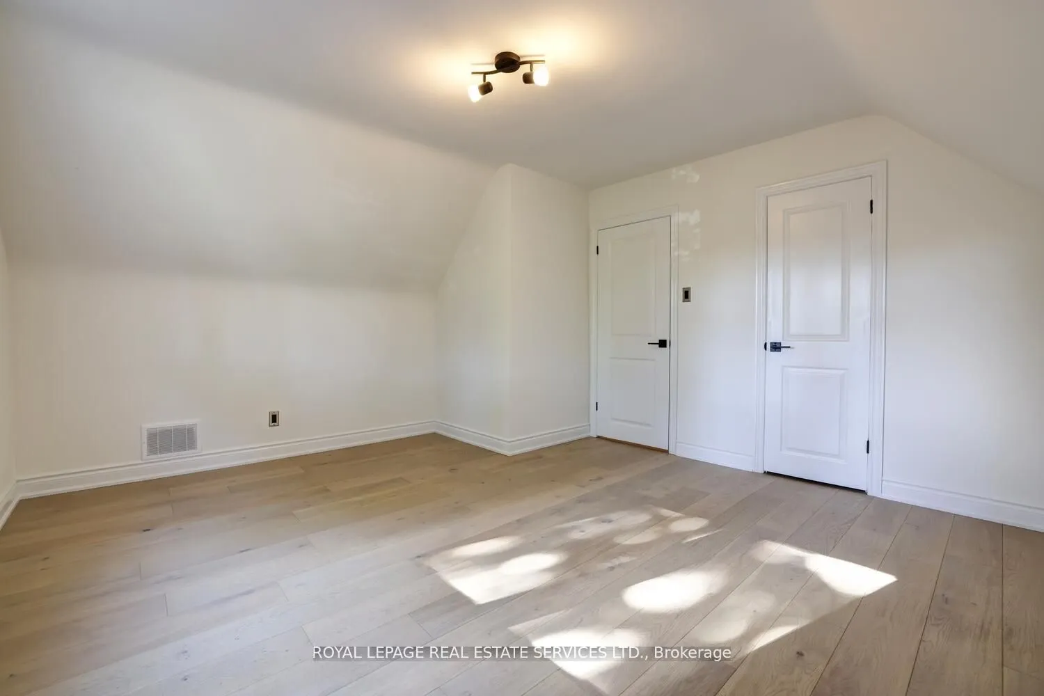 2 North Heights Road W