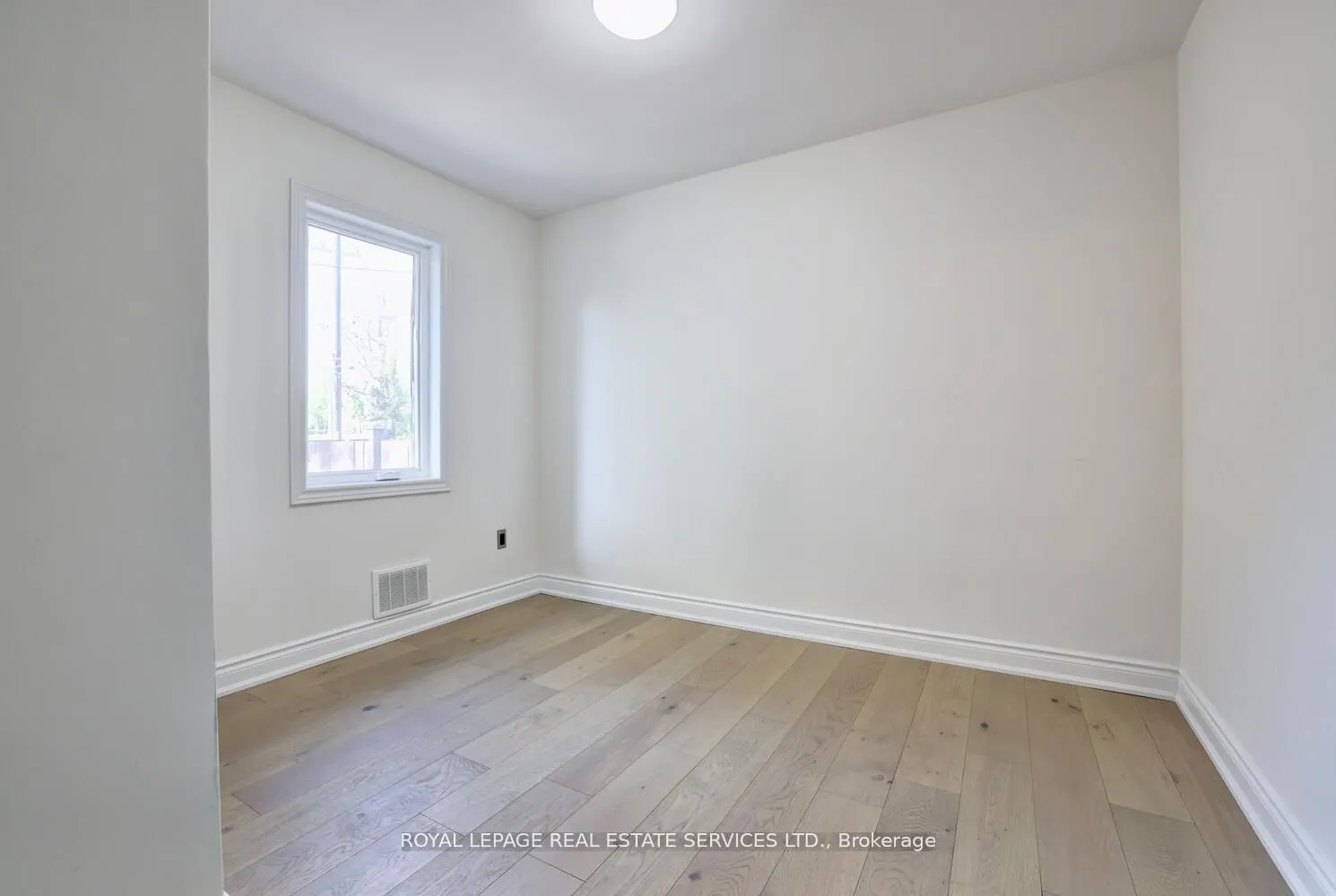 2 North Heights Road W