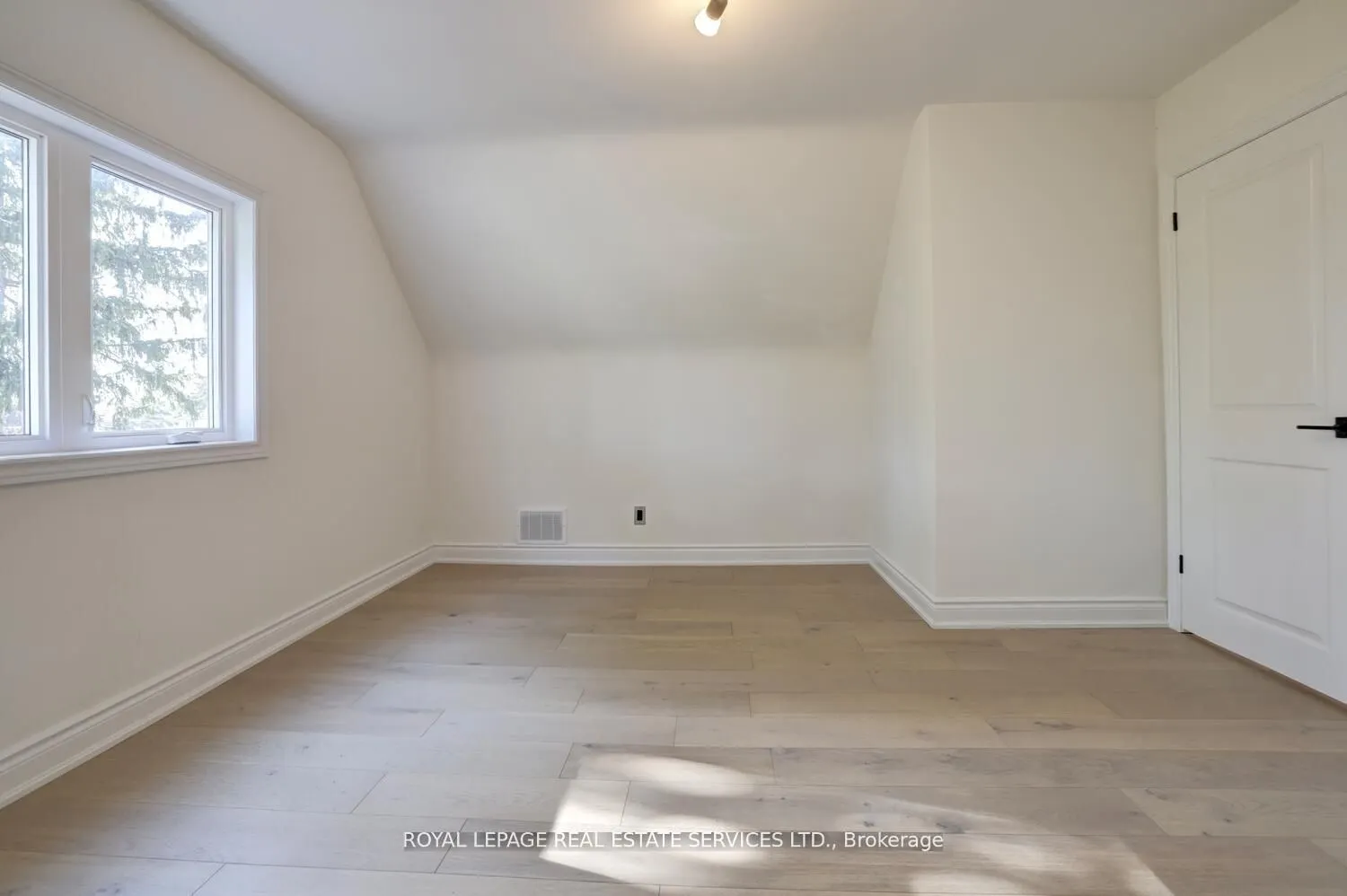 2 North Heights Road W