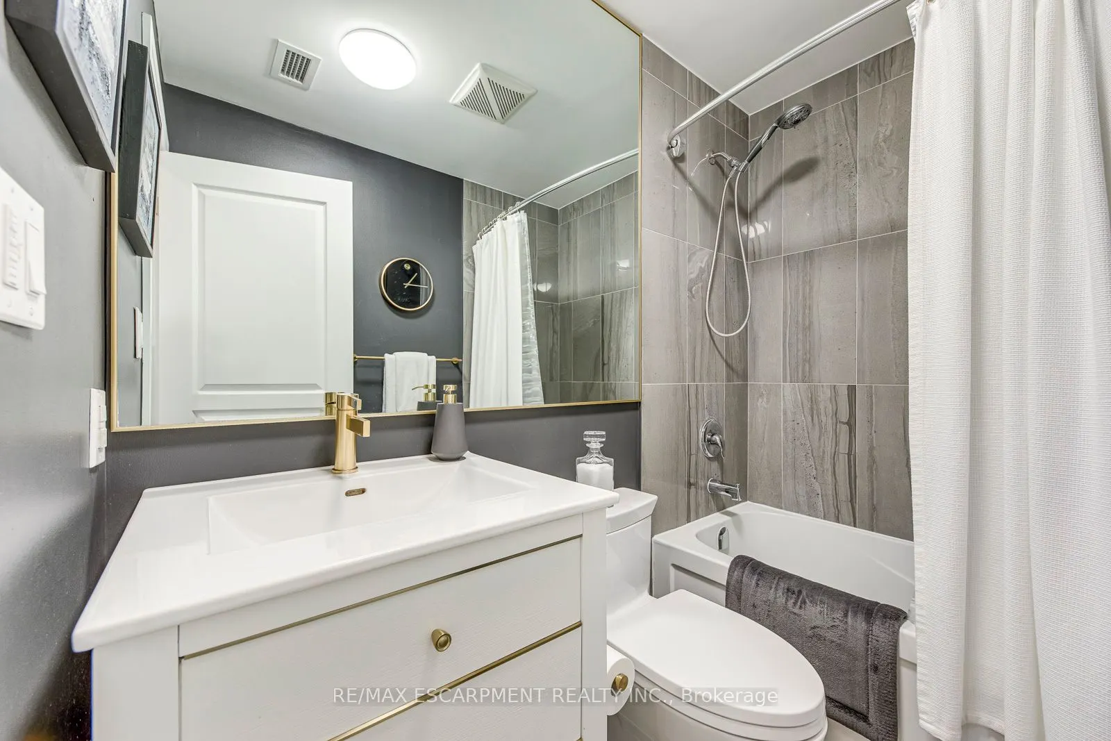 70 Stewart Street, #401