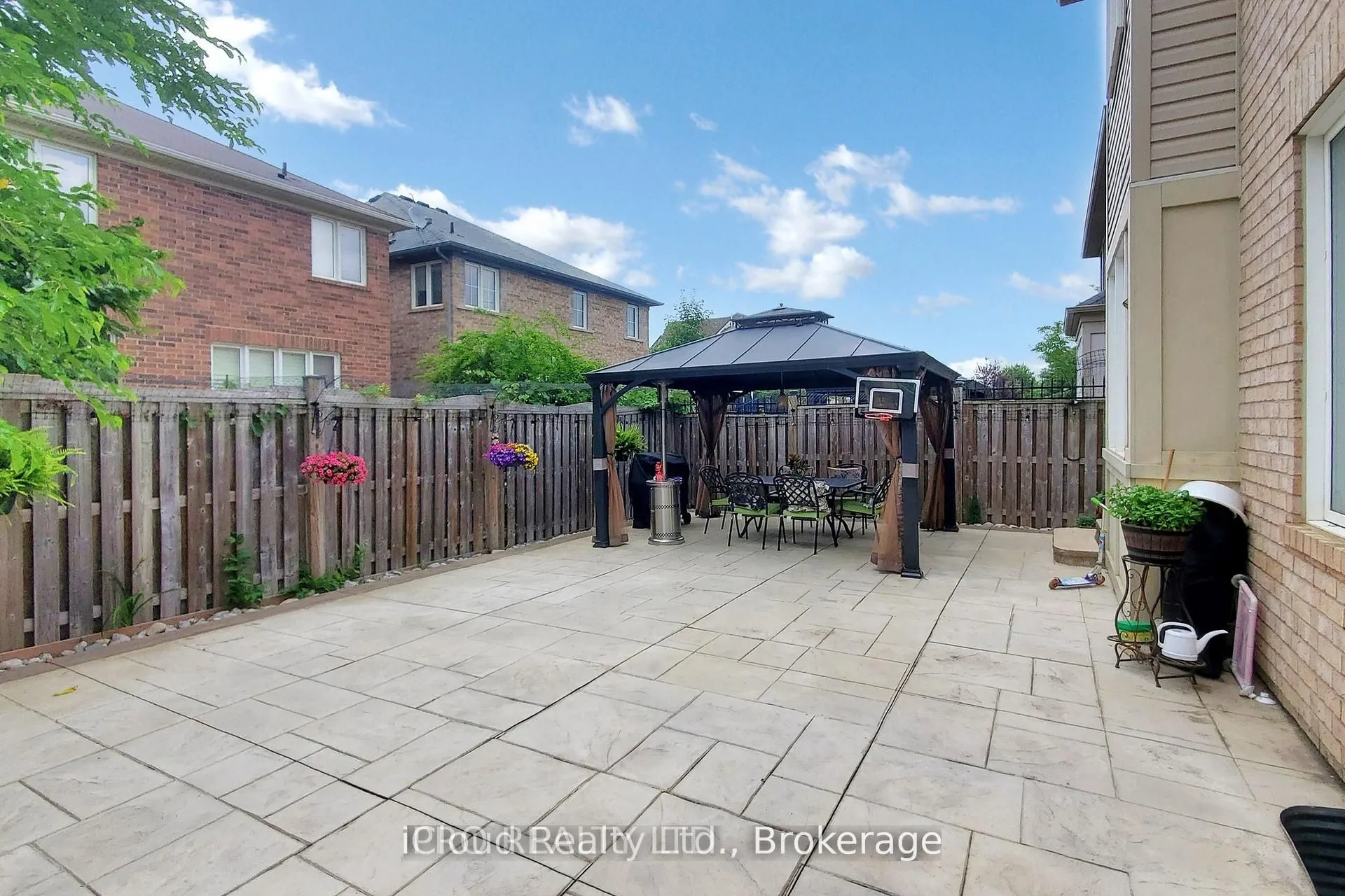 861 Whaley Way