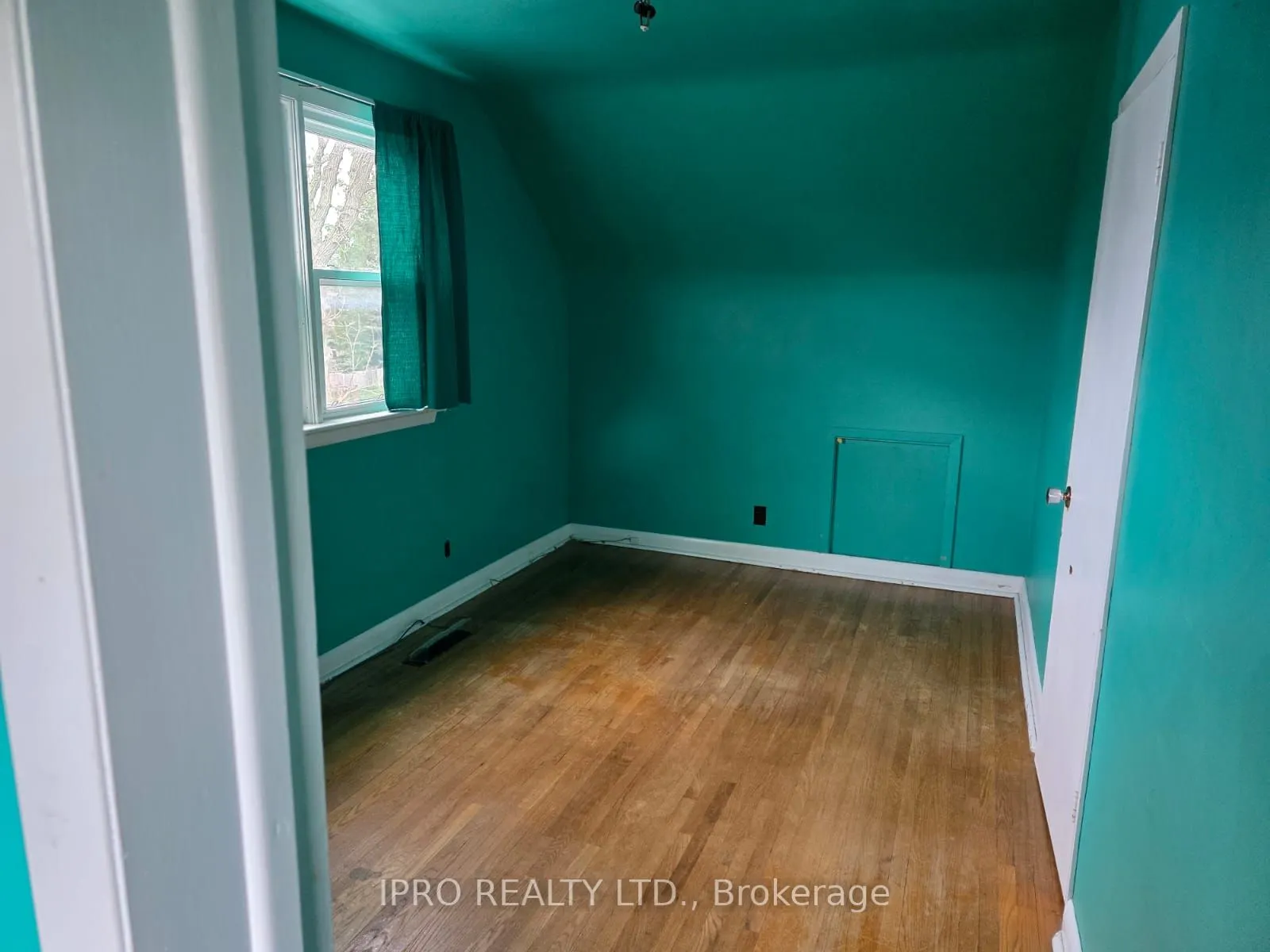 215 Elmwood Crescent