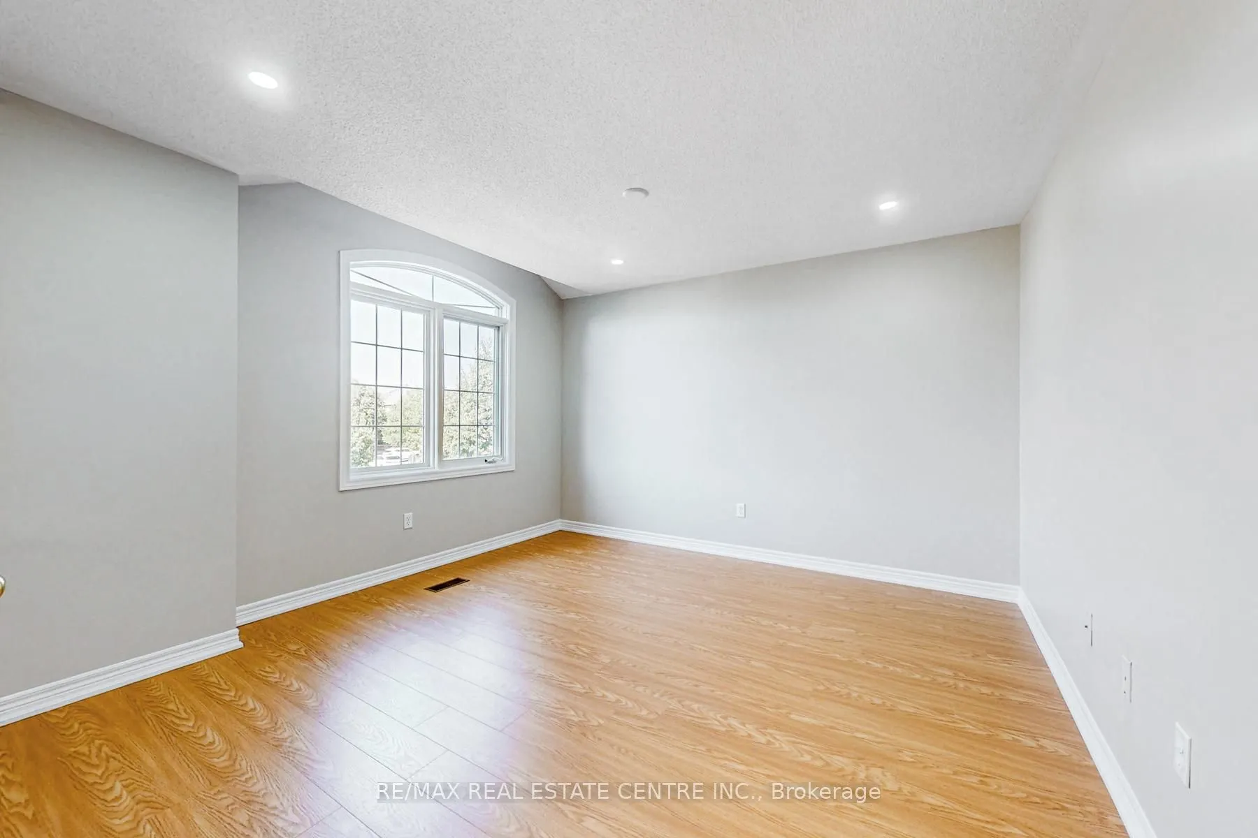 495 Willmott Crescent
