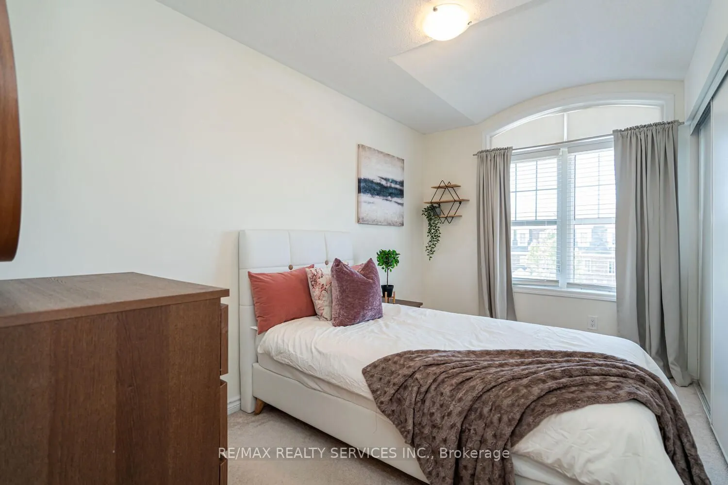 221 Remembrance Road E