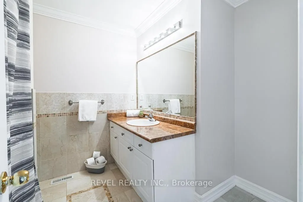 1124 Kelly Gate